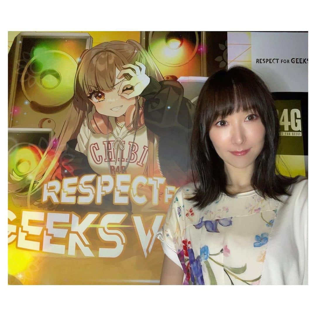 ChouChoのインスタグラム：「. 2023.8.20  「RESPECT FOR GEEKS vol5」 @ WOMB  🦋セットリスト🦋 優しさの理由 DreamRiser 明日の君さえいればいい。 夏の日と君の声 twilight little star reincarnation starlog  クラブ系のイベントに出演させてもらったのは たぶん初めてだったと思います。  会場めちゃくちゃ盛り上がっていて 初参加でしたがみんな温かくてとっても楽しかったです✨  新曲「twilight little star」もライブ初披露！  「明日の君さえいればいい」も「夏の日と君の声」も 久しぶりに歌ったけど、イントロで歓声が上がって嬉しかったなぁ☺️  一緒に盛り上げてくれたみなさん、 本当にありがとうございました♪ . . 2枚目の写真、starlogの時にヲタ芸してる人たちいた👀 マネージャーさんがばっちり写真に収めてくれました笑  5枚目、めちゃくちゃ久しぶりにクラムボンのミトさんにお会いできた✨ DreamRiserのカップリング曲「かみつれを手に」を作っていただいたのがもう11年前！😳 . . . #R4G #ChouCho」