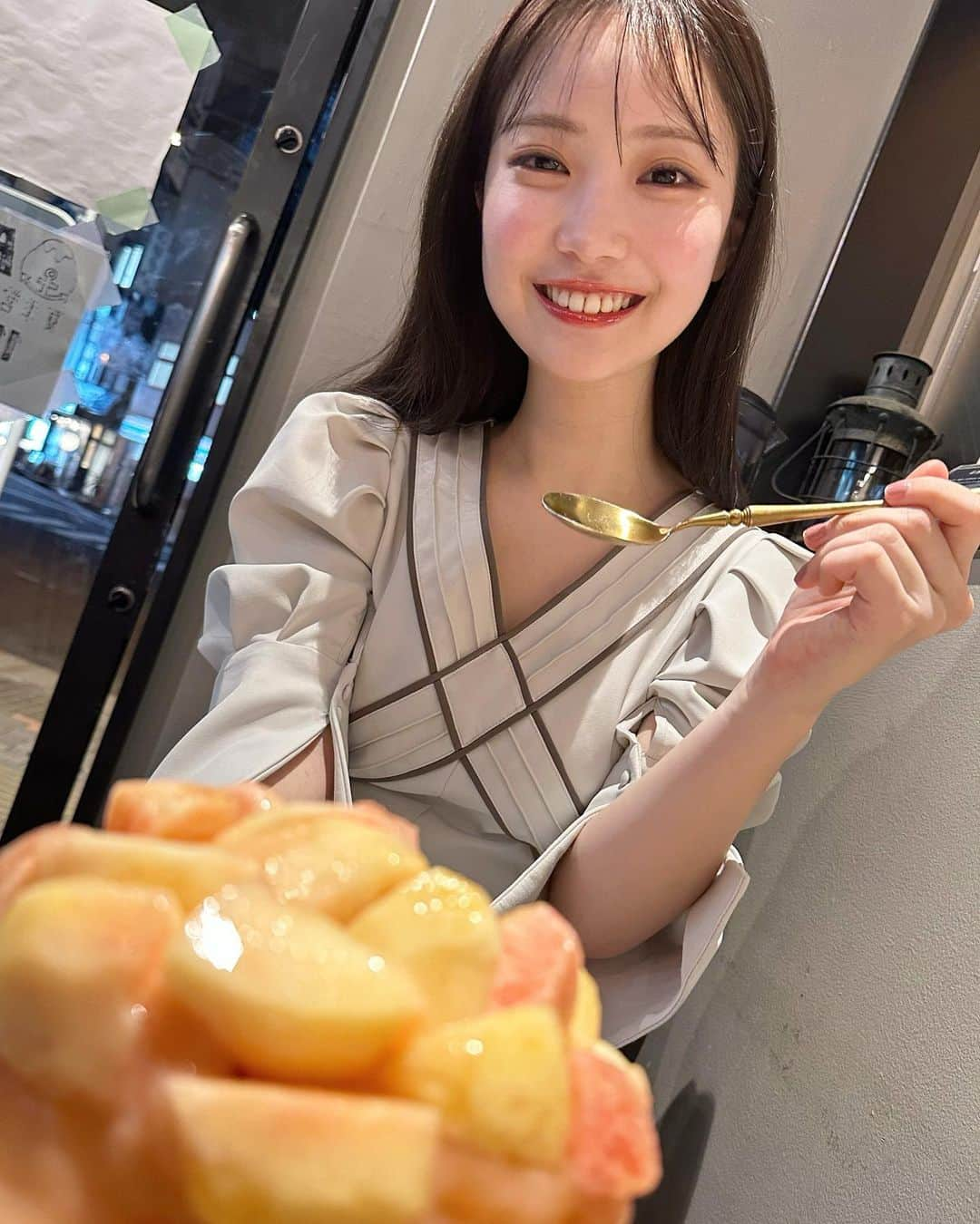 野村彩也子のインスタグラム：「. まだまだ暑いですが 大好きなかき氷で涼を感じました🍧💕  桃がごろごろ~🍑 天然の甘みが沁みわたります☺️  かき氷友達ができてハッピーです🍀笑  #かき氷 #氷活 #桃 #かきごおりすと  . . . .」