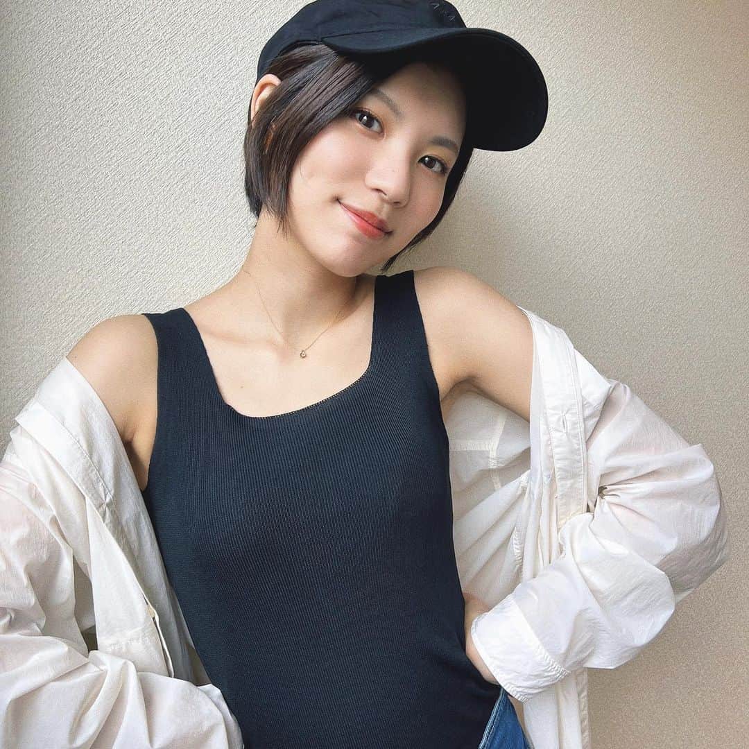 小林玲のインスタグラム：「🧢👣」