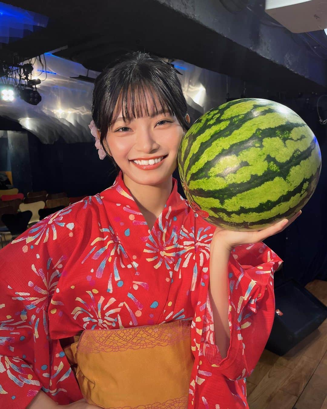 日高里緒のインスタグラム：「西瓜割り楽しかった〜🍉✌︎ ヘアアレンジもしてもらったよ！  #浴衣#西瓜#浴衣#浴衣ヘアアレンジ#ヘアアレンジ#スイカ」