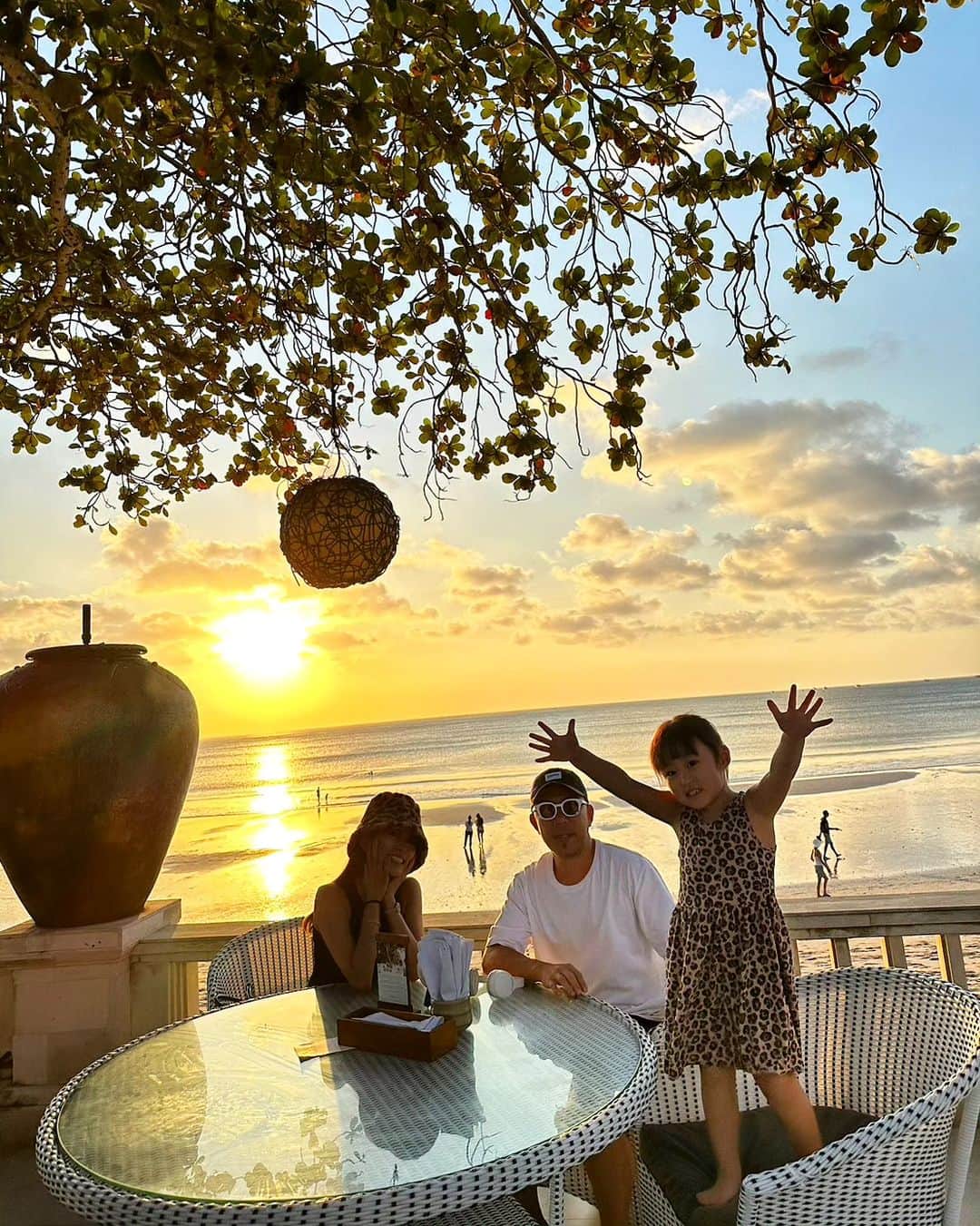 植竹拓さんのインスタグラム写真 - (植竹拓Instagram)「BirthdayTrip.2  BaliのSunSetは何度観ても感動の景色。  4枚目動画の娘の「めっちゃ旨ぇ？」に癒された🍺  #バリ島 #bali #sunset #birthdaytrip」8月21日 23時27分 - hiromu0820