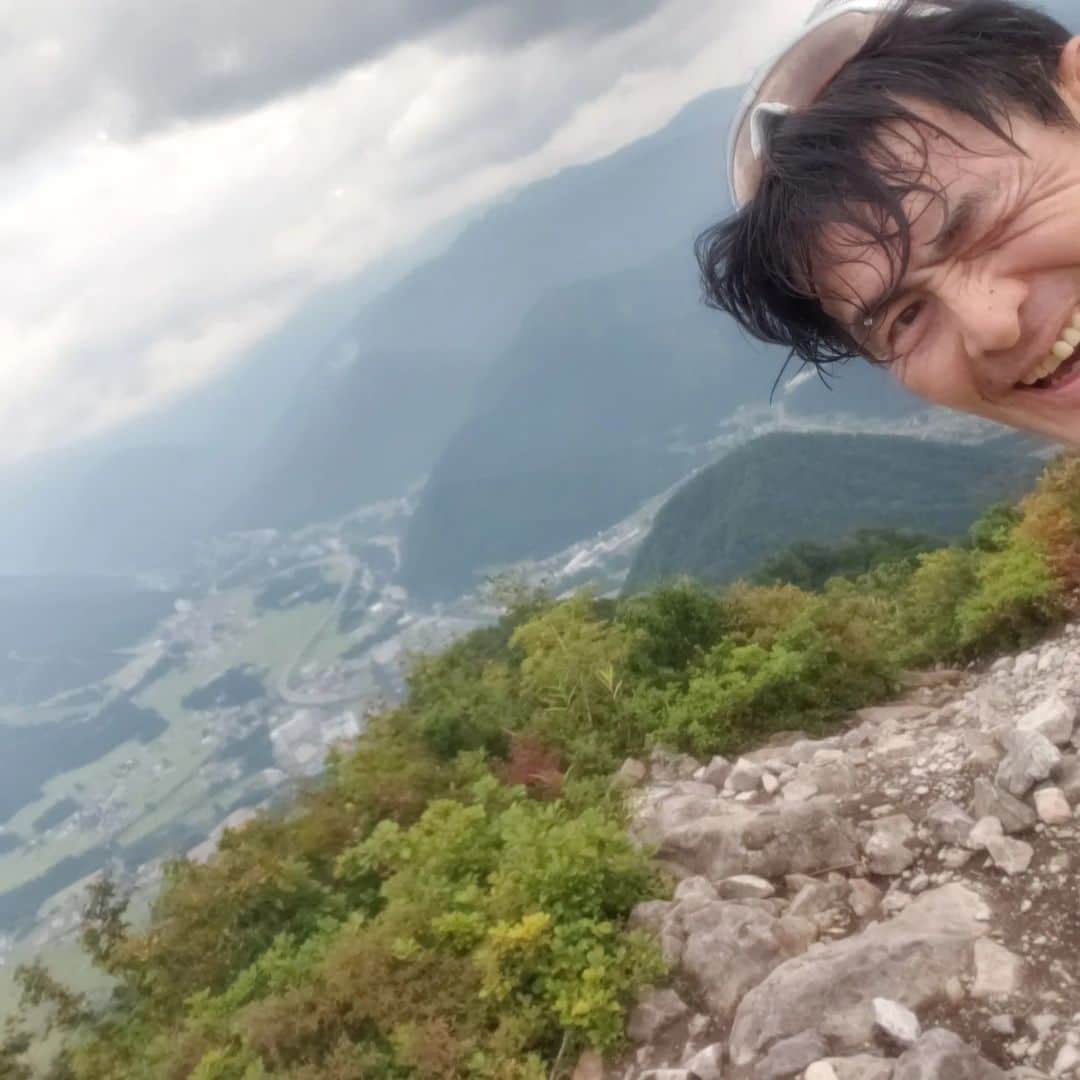 鏑木毅さんのインスタグラム写真 - (鏑木毅Instagram)「関越道の群馬県と新潟県境にある関越トンネルを群馬から抜けると突然眼前に秀麗な山容の山が現れます。 長年ずっと 気になっていた山『飯士山』。標高も1111mと山容同様に尖っています（笑）。別件で新潟に行く用事がありましたが、 どうしても登りたいという衝動にかられ湯沢インター降り一気登りへ。故障もあり左足をかばいながらでMAXでは行けませんでしたが登山口から32分。少し戻って来た感じが…。 それにしても眺めがいい。数週間前にチーム100マイルの夏合宿で辿った中ノ岳、そして八海山など最高の眺めでした。 スキー場の延長線にあるような 箱庭のような山ですが思った以上に味わい深い山で、新潟の山の奥深さを感じました。 #トレイルランニング #gontex #tnfjp #thenorthfacejapan #essサングラス #飯士山 #thenorthfaceathlete #一気登り」8月21日 23時24分 - tsuyoshikaburaki
