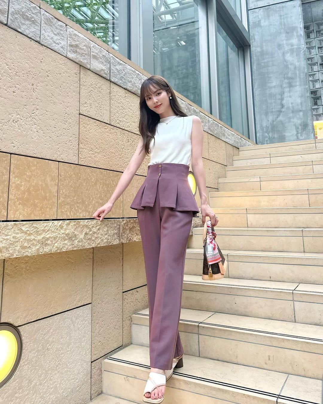 磯田 ひかる(Hikaru Isoda) のインスタグラム：「こんばんは🩵 1週間始まりましたねー！ お休み明けで眠い人も多そうですね🥹  この日はペプラムパンツを履いたよ〜！くすみピンクカラーで秋意識🤍 フレアシルエットで脚長ーく見える🥰  【着用アイテム】 Pants @31sonsdemode  レイヤードセミフレアパンツ pink 36 ¥13,200(税込)  Tops @gu_for_all_  ミニハイネックセーター(ノースリーブ)Z(アンサンブル可能) ナチュラル S ¥1990  Bag @louisvuitton   ------------------------------ picaru：162cm / 骨格ウェーブ 1st ブライトスプリング 2nd ブライトサマー  大人可愛いスタイルアップコーデ ヘアメイクを合わせた トータルスタイリングを提案🤍  不定期にストーリーで ファッションお悩み相談募集中🥰 ------------------------------  他の投稿を見る→【@picaruuu】」