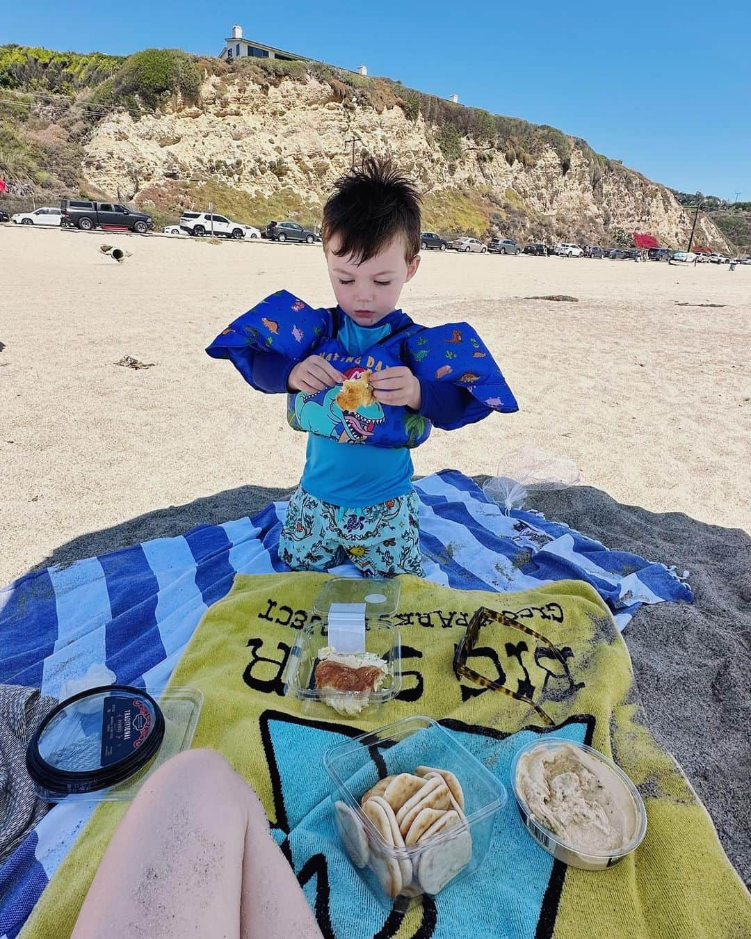 ヒラリー・ローダさんのインスタグラム写真 - (ヒラリー・ローダInstagram)「gorgeous beach day before hurricane hilary came to town 💖⛱️🐚🌊☀️」8月21日 23時35分 - hilaryrhoda