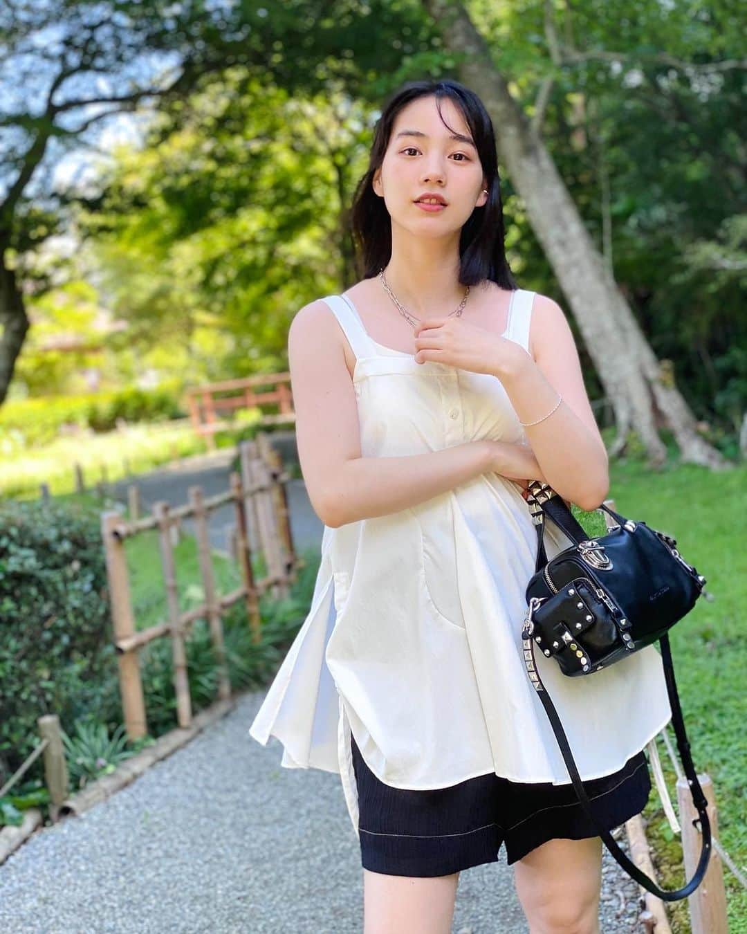 のん（能年玲奈）さんのインスタグラム写真 - (のん（能年玲奈）Instagram)「夏服を楽しんでる。 前は圧倒的に冬服が好きだったけど、どれだけ軽くできるか考えるのがわくわくする。 🌻  #ootd #夏休み」8月21日 23時27分 - non_kamo_ne