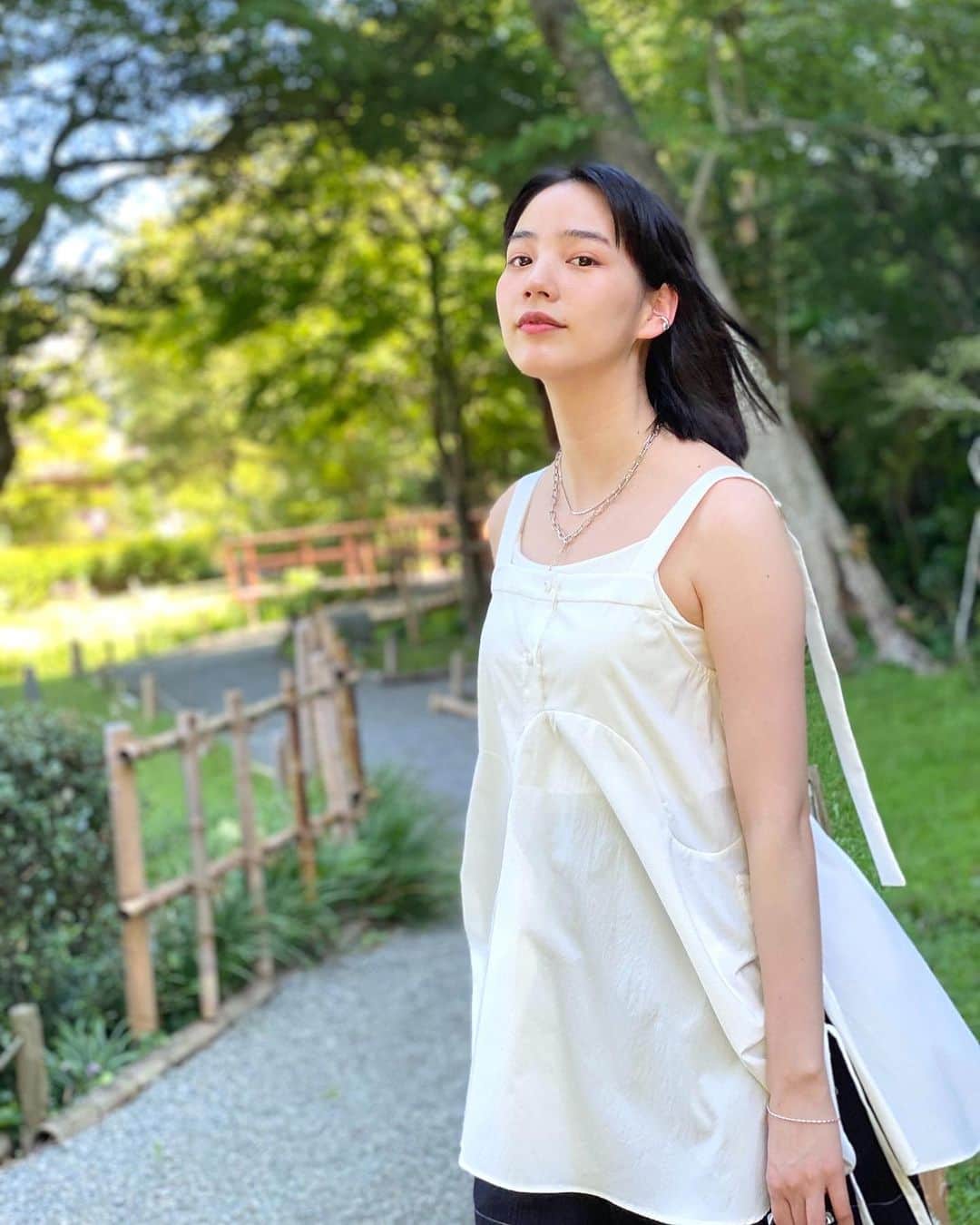 のん（能年玲奈）のインスタグラム：「夏服を楽しんでる。 前は圧倒的に冬服が好きだったけど、どれだけ軽くできるか考えるのがわくわくする。 🌻  #ootd #夏休み」