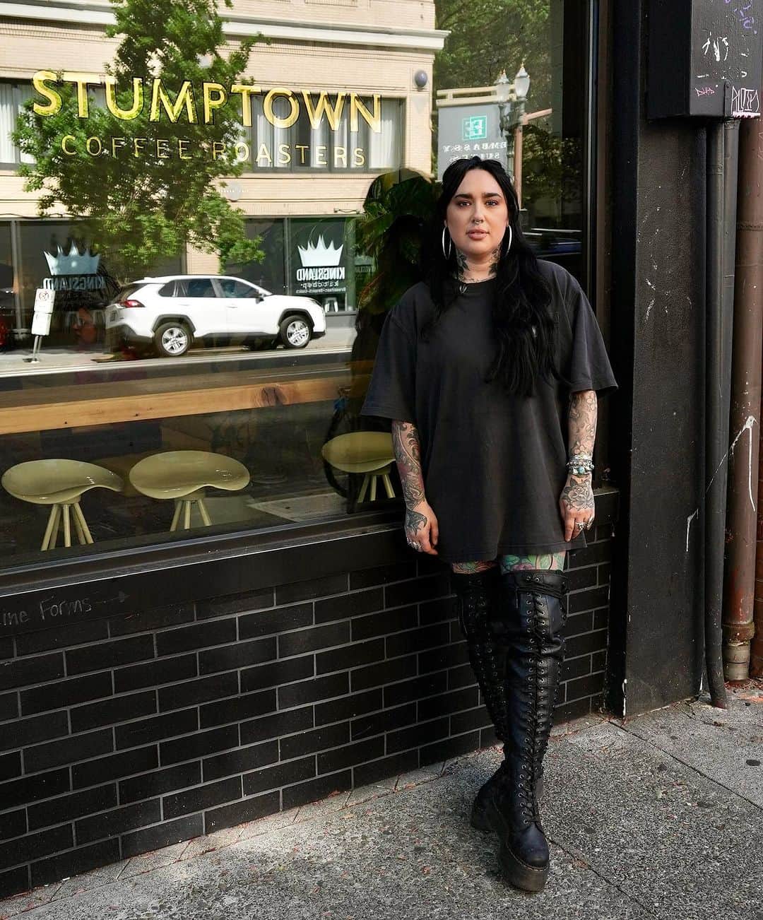 Stumptown Coffee Roastersさんのインスタグラム写真 - (Stumptown Coffee RoastersInstagram)「Meet Daniellea! 👋❤️  Daniellea joined Stumptown in September 2022 and has since been promoted to the role of Cafe Manager at our Portland Downtown location.  Additionally, her vivid abstract artwork has adorned the walls of our Belmont Cafe. 🖼️✨  We are proud of Daniellea's creativity and grateful for her dedication to her team members.」8月21日 23時28分 - stumptowncoffee