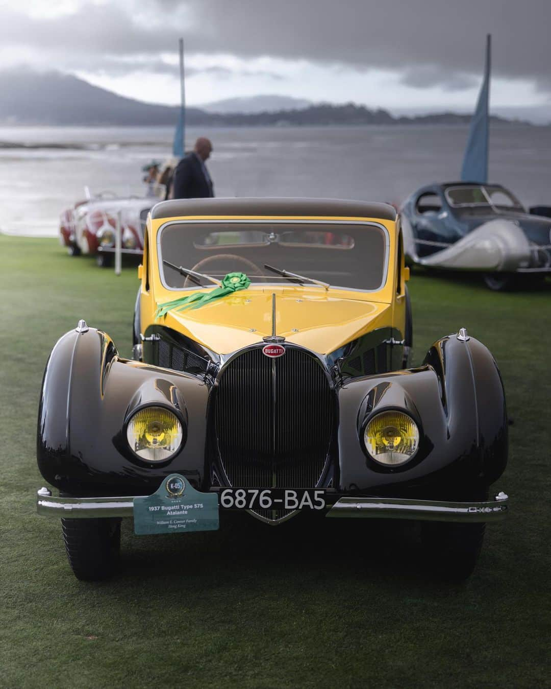 ブガッティさんのインスタグラム写真 - (ブガッティInstagram)「For more than 70 years the world’s finest and most exquisite collectors’ cars gather on the iconic 18th fairway of Pebble Beach Golf Links, ready to compete as “Best of Class” and – as apex - ‘Best of Show’.  This year the 72th @PebbleBeachConcours d’Elegance had set up an own class for the greatest French Grand Tourer of the past century, the BUGATTI Type 57. Originally offered in four factory coachwork styles (Galibier, Ventoux, Stelvio, Atalante), the Type 57 chassis soon became available to outside coachbuilders for bespoke coachwork and the most prestigious coachbuilders from all across Europe offered and built some of the most impressive designs ever created.   A selection of them could be marveled at on the lawn with masterpieces bodied by Gangloff, Corsica and Vanvooren, a 1934 Franay Cabriolet, one of just four BUGATTI models ever to be finished by the Parisian coachworks, and two factory-built 1937 Atalante models. In Class K, Bugatti Type 57, the 1st prize was awarded to the 1937 Bugatti Type 57SC Atalante from Switzerland.  The 1937 Bugatti Type 57S Atalante from Hong Kong and the 1937 Bugatti Type 57S Corsica Open Sports from Rocester, United Kingdom were being named ‘Most Elegant Closed Car’ and ‘Most Elegant Open Car’ at the event. “The French Cup” Award went to the 1927 Bugatti Type 38/49 Figoni Cabriolet.  #BUGATTI #PebbleBeachConcours #MontereyCarWeek  – WLTP: http://bugatti.link/consumption」8月21日 23時33分 - bugatti