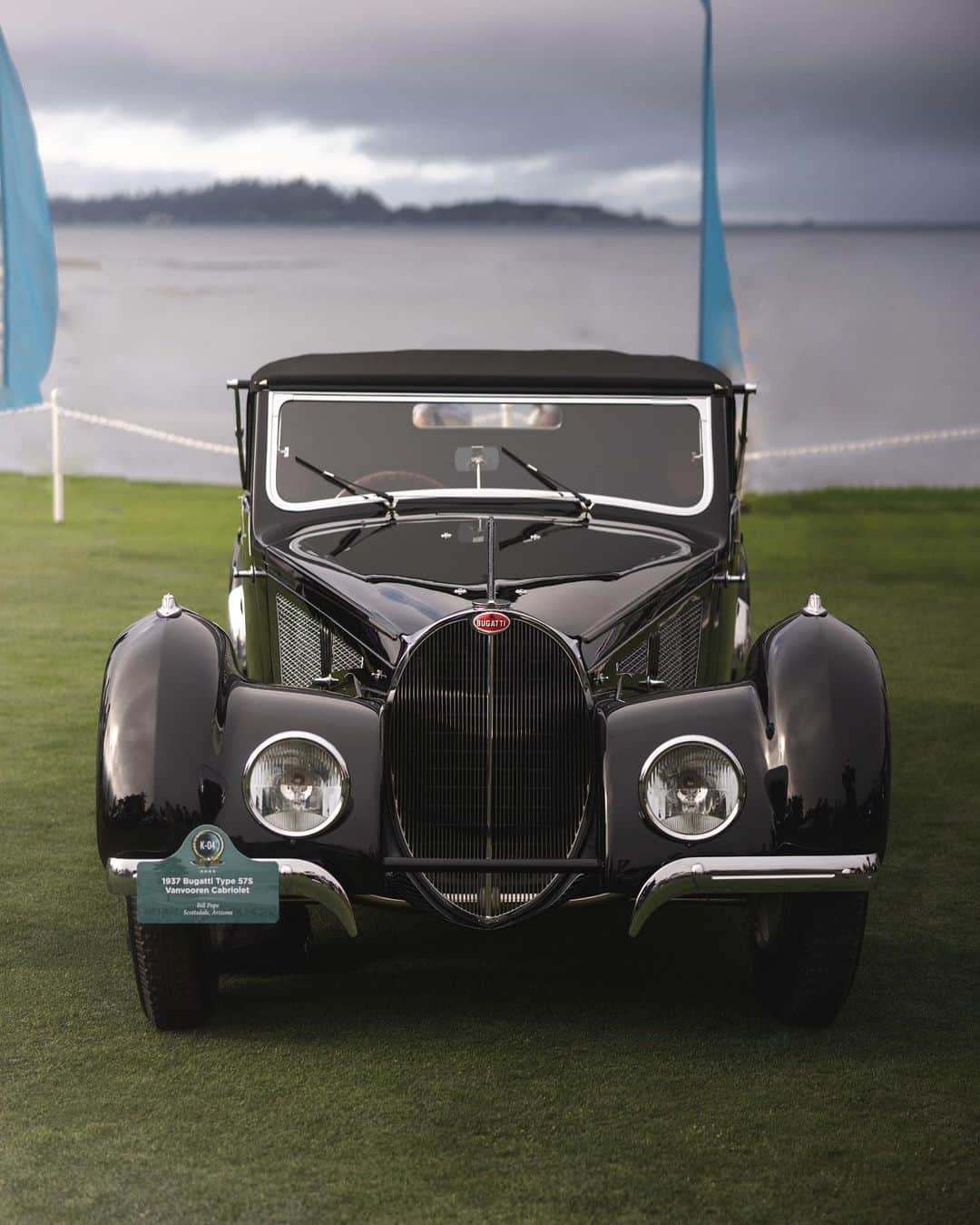 ブガッティさんのインスタグラム写真 - (ブガッティInstagram)「For more than 70 years the world’s finest and most exquisite collectors’ cars gather on the iconic 18th fairway of Pebble Beach Golf Links, ready to compete as “Best of Class” and – as apex - ‘Best of Show’.  This year the 72th @PebbleBeachConcours d’Elegance had set up an own class for the greatest French Grand Tourer of the past century, the BUGATTI Type 57. Originally offered in four factory coachwork styles (Galibier, Ventoux, Stelvio, Atalante), the Type 57 chassis soon became available to outside coachbuilders for bespoke coachwork and the most prestigious coachbuilders from all across Europe offered and built some of the most impressive designs ever created.   A selection of them could be marveled at on the lawn with masterpieces bodied by Gangloff, Corsica and Vanvooren, a 1934 Franay Cabriolet, one of just four BUGATTI models ever to be finished by the Parisian coachworks, and two factory-built 1937 Atalante models. In Class K, Bugatti Type 57, the 1st prize was awarded to the 1937 Bugatti Type 57SC Atalante from Switzerland.  The 1937 Bugatti Type 57S Atalante from Hong Kong and the 1937 Bugatti Type 57S Corsica Open Sports from Rocester, United Kingdom were being named ‘Most Elegant Closed Car’ and ‘Most Elegant Open Car’ at the event. “The French Cup” Award went to the 1927 Bugatti Type 38/49 Figoni Cabriolet.  #BUGATTI #PebbleBeachConcours #MontereyCarWeek  – WLTP: http://bugatti.link/consumption」8月21日 23時33分 - bugatti