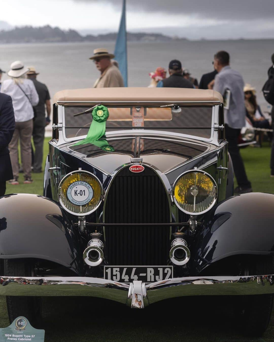 ブガッティさんのインスタグラム写真 - (ブガッティInstagram)「For more than 70 years the world’s finest and most exquisite collectors’ cars gather on the iconic 18th fairway of Pebble Beach Golf Links, ready to compete as “Best of Class” and – as apex - ‘Best of Show’.  This year the 72th @PebbleBeachConcours d’Elegance had set up an own class for the greatest French Grand Tourer of the past century, the BUGATTI Type 57. Originally offered in four factory coachwork styles (Galibier, Ventoux, Stelvio, Atalante), the Type 57 chassis soon became available to outside coachbuilders for bespoke coachwork and the most prestigious coachbuilders from all across Europe offered and built some of the most impressive designs ever created.   A selection of them could be marveled at on the lawn with masterpieces bodied by Gangloff, Corsica and Vanvooren, a 1934 Franay Cabriolet, one of just four BUGATTI models ever to be finished by the Parisian coachworks, and two factory-built 1937 Atalante models. In Class K, Bugatti Type 57, the 1st prize was awarded to the 1937 Bugatti Type 57SC Atalante from Switzerland.  The 1937 Bugatti Type 57S Atalante from Hong Kong and the 1937 Bugatti Type 57S Corsica Open Sports from Rocester, United Kingdom were being named ‘Most Elegant Closed Car’ and ‘Most Elegant Open Car’ at the event. “The French Cup” Award went to the 1927 Bugatti Type 38/49 Figoni Cabriolet.  #BUGATTI #PebbleBeachConcours #MontereyCarWeek  – WLTP: http://bugatti.link/consumption」8月21日 23時33分 - bugatti