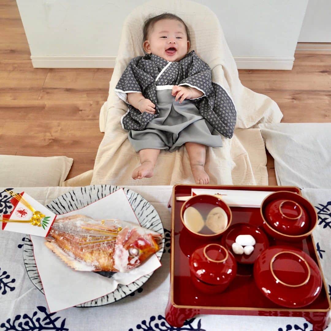 HIROYAのインスタグラム：「【お食い初め】 息子が18日に生後100日を迎え、お食い初めの儀式をしました🐟🐟  産まれて100日経ったことがすごく感慨深いですが、もう半年いや、1年くらい経ってる気がします。。 それだけ毎日濃い時間を過ごしていろんな表情見ていろんな成長を感じられてるんだと思います。 本当に可愛くて可愛くて…  これから先、食事に困らずたくさん食べて大きく成長することをみんなで願って最高に楽しい会になりました。  1枚目に映る写真の魚は自分で釣った魚😍✨ 自分で釣った魚でお食い初めをやるとなんて思ってもいませんでした。 会員さんで家具屋さんをやられている伊藤さん( @sharkattack_inc )にお誘いいただいて、三浦の海に父2人( @yoshinobu_kawabe  @natic_marine )とトレーナーのターイを連れて行って来ました🌊  沢山連れて、良かった☺️ 一番釣ってたのはターイ笑  釣りのアテンドに加えて魚の捌き、料理もめちゃくちゃ上手で… 感動でした🥺 伊藤さん、ありがとうございました❗️ おかげさまで一生記憶に残る楽しく最高なお食い初めになりました。  昴晴、これからも一緒に成長していこう😉  #お食い初め #100日祝い #生後100日」