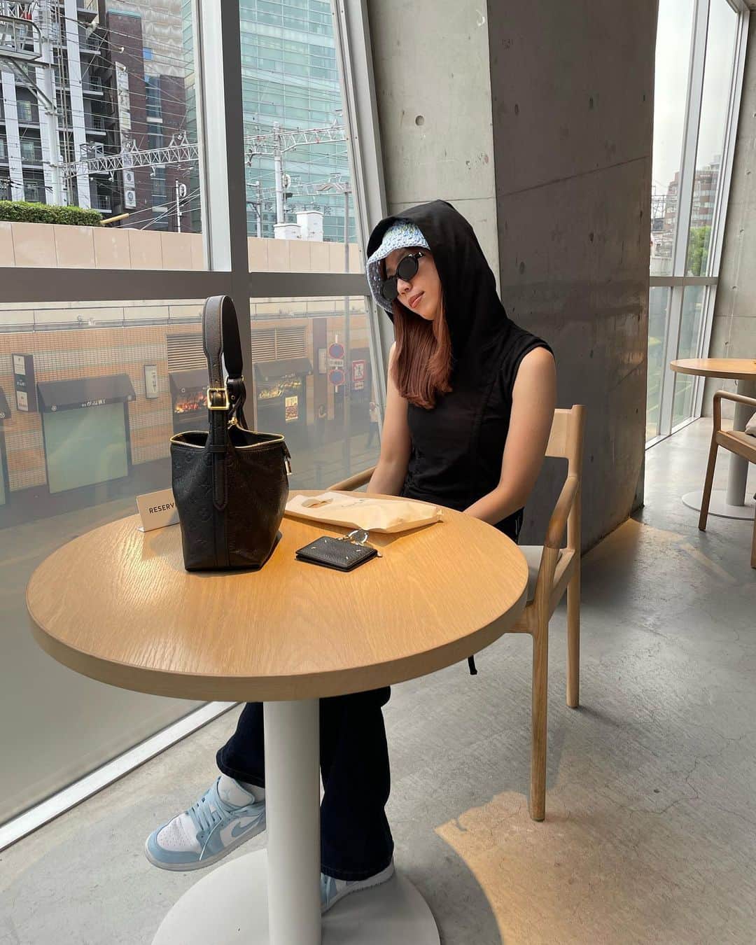 サキのインスタグラム：「特に普段と変わらん格好やけど @gentlemonster の🕶️ 韓国で迷って買わず梅田で買うというよー分からん行動したけど 可愛いからいいやぁあ‼️笑(ただ🕶️入れがデカいし指紋ばりつくし不便ww)  あと @maisonmargiela のキーケース？🧸がちょっと前に買ってたけどしょうみ可愛いからばりばり使ってる‼️ごめん‼️  topsは @beedenofficial で買ったお‼️フード暑いけどやっぱ可愛いNE‼️」