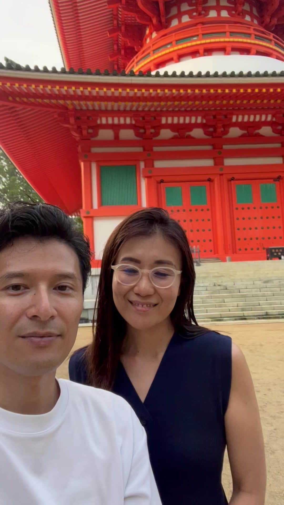 橋本昌彦のインスタグラム：「今日21日は高野山へ 11月3日のLIFE withスーパーキッズオーケストラの件で打ち合わせに。 姫路からは当日会場でLIFEをマッピング投影をしてくださる エムテック代表の松岡さんが来て下さいました。 松岡さんは世界遺産姫路城でのマッピングなど大掛かりのプロジェクトをやっている方です。想いのあるクリエイターの方々が集まってきてくださって本当に嬉しいです。  偶然にも今日は弘法大師（空海）様の御縁日だったそうです。😌🙏  はじまりからすっとぼけてます。😂」