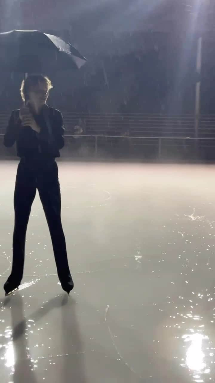 イリア・マリニンのインスタグラム：「Having fun in the rain   📷 @infamous_nix    #singingintherain☔️ #figureskating #sunvalley #sunvalleyicerink #rain」