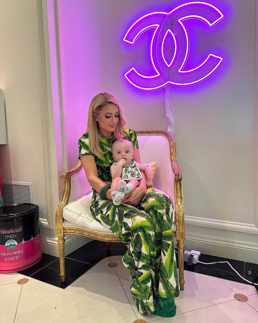 パリス・ヒルトンさんのインスタグラム写真 - (パリス・ヒルトンInstagram)「#MommyMonday with my angel baby🥰💙👶🏼」8月21日 23時47分 - parishilton