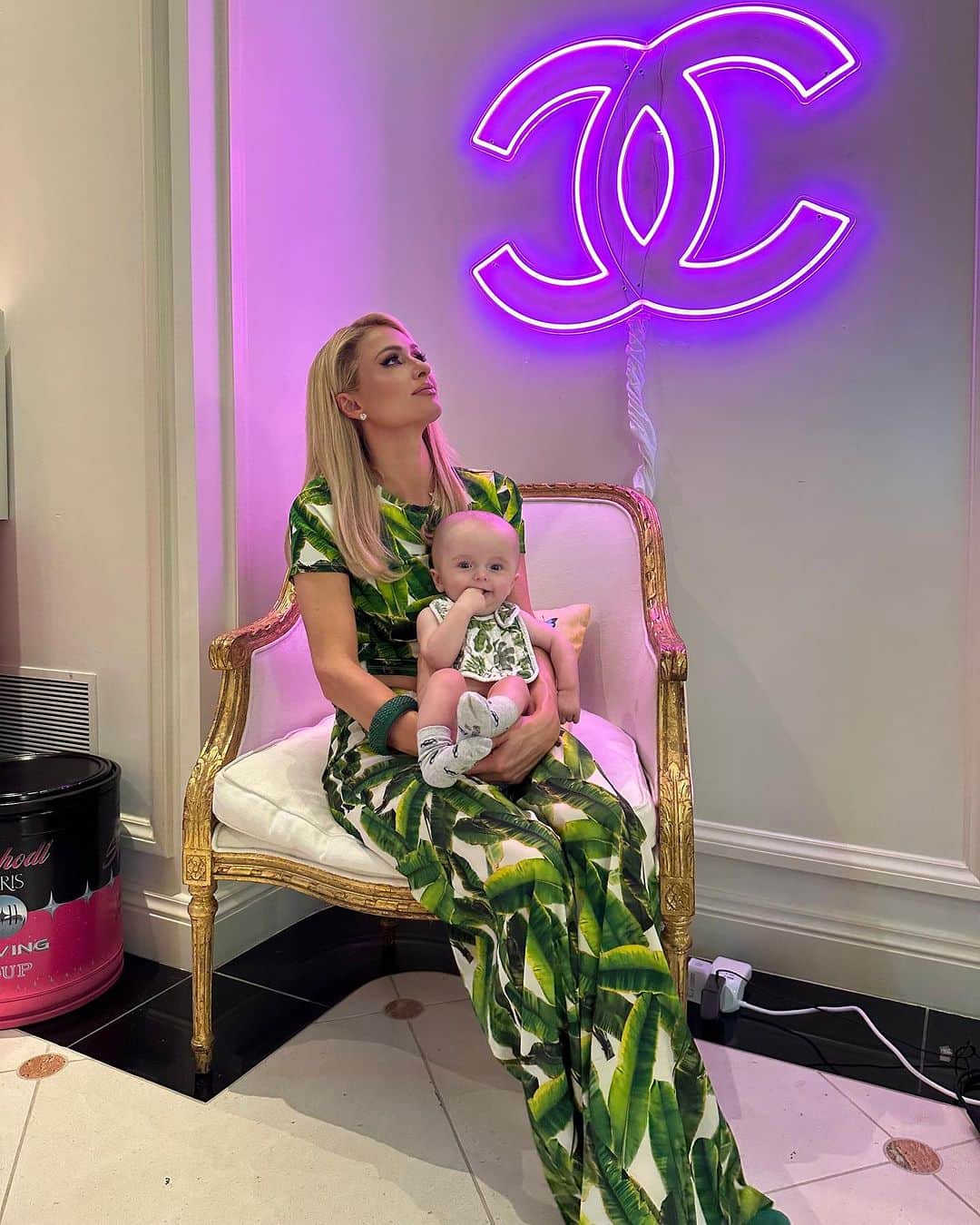 パリス・ヒルトンのインスタグラム：「#MommyMonday with my angel baby🥰💙👶🏼」