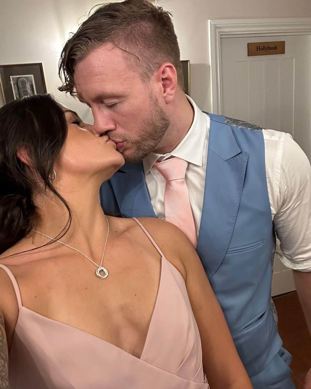 ウィル・オスプレイのインスタグラム：「I do love a wedding 💚」