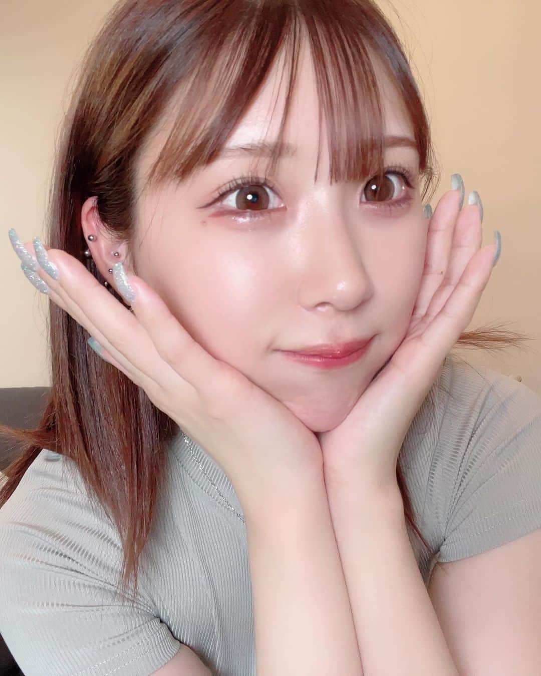 のインスタグラム：「今月の肌課金〜💰 毛穴引き締め・ニキビ軽減・肌質改善に効果的なエクソソーム×ポテンツァ3回目を @haab_dream_osaka でしてきたぁ🤭💗  TikTokにも載せたんだけど、 2枚目に流れの動画撮ったから貼っとくね🙄✨  もうねがちでいいの、もともと肌褒められること多いけど今回ライブ配信のイベントもあって全然寝れてなくて肌荒れすごかったんだけど 今ポテンツァしてから5日目なんだけど調子よすぎる😭✨  普通にポテンツァだけじゃなくてエクソソームいれるのもポイント🙄 ドクターに聞いたんだけどHAABのエクソソームはへその緒からとられている1番成分がいいから再生力も高いんだって🥹💓  華はこのポテンツァのまえに毛穴洗浄してもらって、ポテンツァ後にパックもしてもらった💓😳 いつもはケアシスってのをしてたんだけど、 今回パックにしてみたら、赤みが全然出なくてびっくり🥺💗華にはパックが抜群だったみたい✨  肌治療って何すればいいか全くわかんないタイプだったんだけどめちゃくちゃいい🤣 3回もつづいてるのすごいもん🥤笑笑 通いたくなる効果😳 毛穴気になる人もメンズもおすすめだよ👌💓 肌はとにかく綺麗な方がいい！🙄  おねぇさんたちが優しすぎて 何もわかんないし適当すぎる華に スキンケアも全部教えてくれるから ついつい言われたもの買ってしまう🤣  何すればいいかわかんない人はとにかくいって肌診断してもらって相談のってもらうのおすすめだよぉ😳 毎回施術まえに肌診断してくれるのでめっちゃいい🥹  #エクソソーム #ポテンツァ #ハーブドリーム大阪」