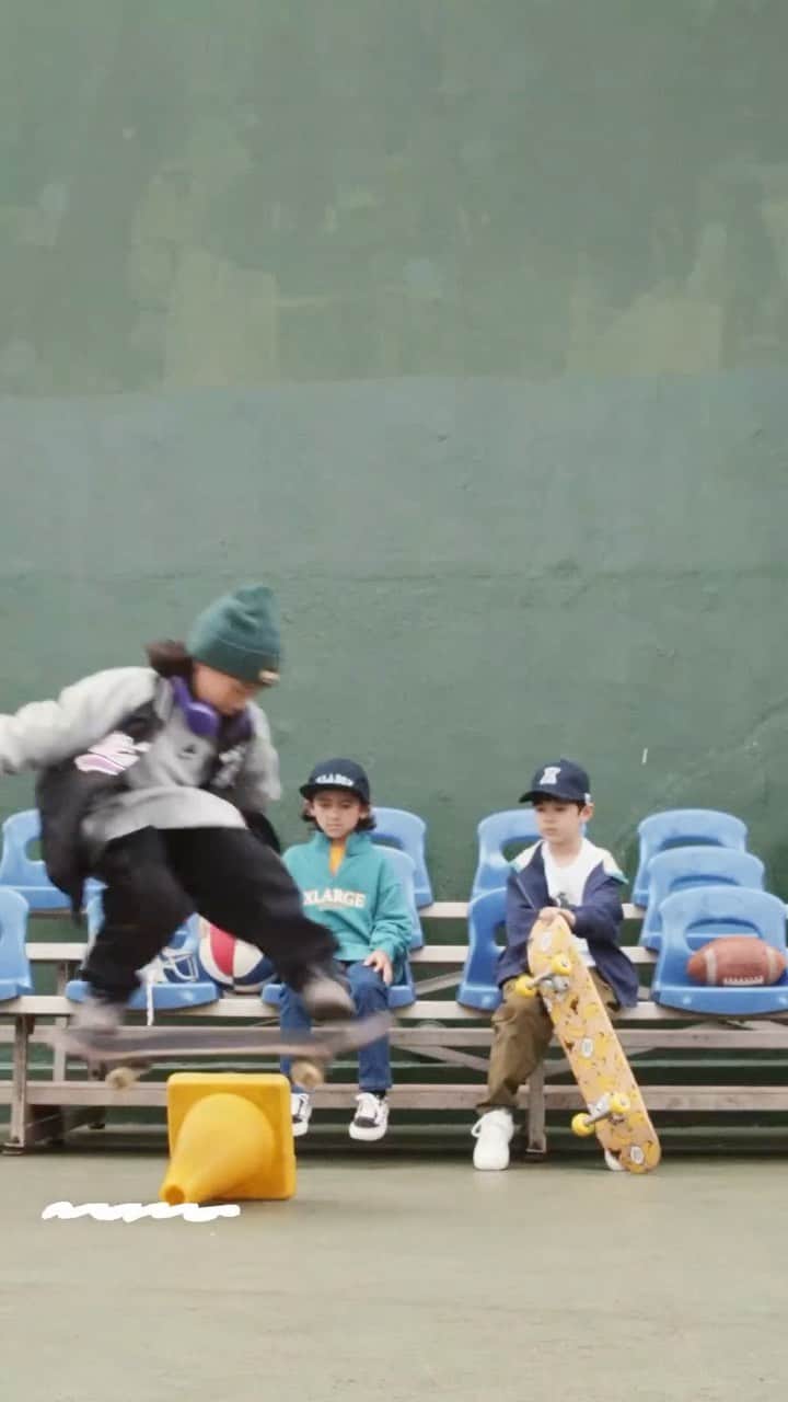 のインスタグラム：「XLARGE KIDS（エクストララージ キッズ）  XLARGE KIDS/X-girl Stagesの WEBカタログ公開✨  秋の新作アイテム続々入荷！！！ 秋の最新ストリートファッションをイメージMovieからチェック！　  ￣￣￣￣￣￣￣￣￣￣￣￣￣￣￣￣ 💻📱公式オンラインSHOPはコチラ @narumiyaonline_official  ⁡  ￣￣￣￣￣￣￣￣￣￣￣￣￣￣￣￣ #xlarge#xlargekids #エクストララージ#エクストララージキッズ#ナルミヤインターナショナル#ナルミヤオンライン#kidsfashion#baby#kids#キッズ#baby#ベビー#kidsfashion#キッズファッション #2023fall#秋ファッション #narumiyaonline  #kidswear#instatoddler#instakids#instababykids_japan#新作 #キッズコーデ #ストリートファッション#むすめふく #男の子ママ#zozotown」