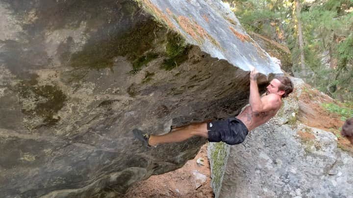 ダニエル・ウッズのインスタグラム：「Crystal Vein FA (8B)  Location: Rila, Bulgaria  @emiliyank has been kind enough to show me an incredible bouldering area with tons of world class established lines and projects. The gneiss quality resembles Ticino, CH. The overall scene is beautiful. The boulders sit in a lush green forest with a river flowing through. Large granite walls tower above the forest. Temps have been somewhat pleasant for August, but I bet fall is prime time here.   I spent Global Climbing Day doing this new line that climbs through this incredible crystal vein rail like feature out a 50 degree roof. The movement on this thing is all time.   Honestly, I would have not expected to be climbing in Bulgaria. Feel grateful to have dedicated my life to climbing. The places it has taken me and friends I have made along the way has shaped me into the person I am today. Climbing has taught me how to deal with failure and stress and turn it into power and success. Hope everyone had an awesome day climbing. We’re all fortunate to have found an activity that teaches us so much about our human.   Vid @aboyadzhiev  #globalclimbingday  #wallsaremeantforclimbing  @thenorthface @thenorthface_climb @evolv_worldwide @frictionlabs @organicclimbing @physivantage」