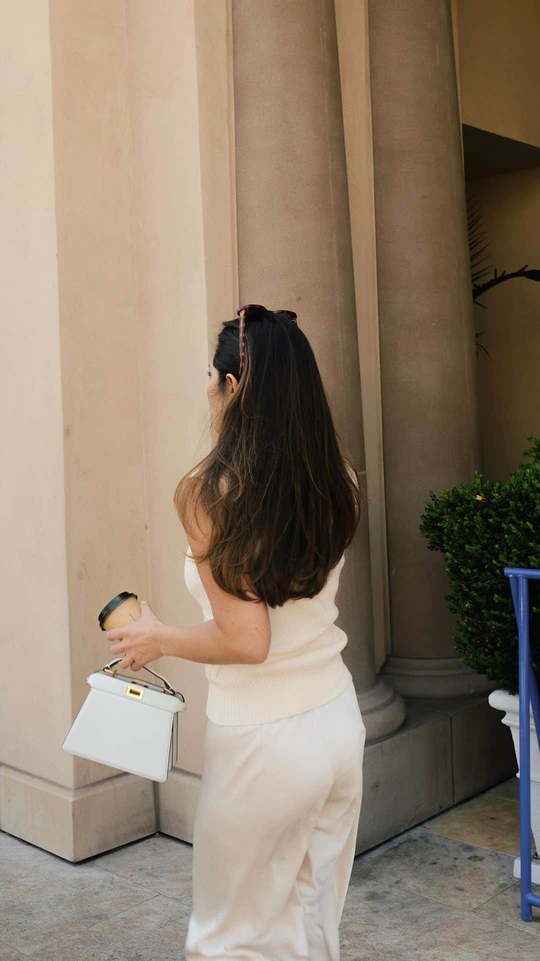 Marianna Hewittのインスタグラム：「peekaboo I see you .. looking at my @fendi bag #fendipeekaboo」