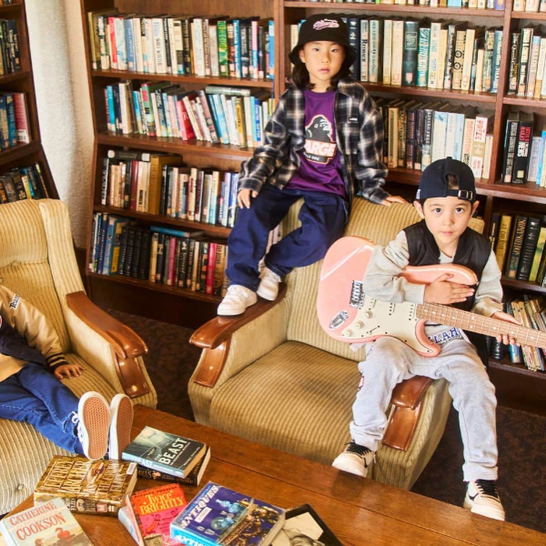のインスタグラム：「XLARGE KIDS（エクストララージ キッズ）  XLARGE KIDS/X-girl Stagesの WEBカタログ公開✨  秋の新作アイテム続々入荷！！！ 秋の最新ストリートファッションをイメージMovieからチェック！　  ￣￣￣￣￣￣￣￣￣￣￣￣￣￣￣￣ 💻📱公式オンラインSHOPはコチラ @narumiyaonline_official  ⁡  ￣￣￣￣￣￣￣￣￣￣￣￣￣￣￣￣ #xlarge#xlargekids #エクストララージ#エクストララージキッズ#ナルミヤインターナショナル#ナルミヤオンライン#kidsfashion#baby#kids#キッズ#baby#ベビー#kidsfashion#キッズファッション #2023fall#秋ファッション #narumiyaonline  #kidswear#instatoddler#instakids#instababykids_japan#新作 #キッズコーデ #ストリートファッション#むすめふく #男の子ママ#zozotown」