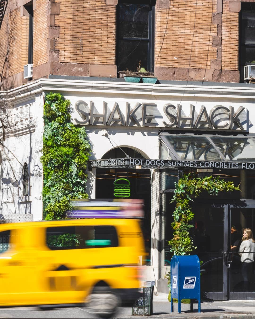 SHAKE SHACKさんのインスタグラム写真 - (SHAKE SHACKInstagram)「👋 from your Friendly Neighborhood Shake Shack.」8月22日 0時10分 - shakeshack