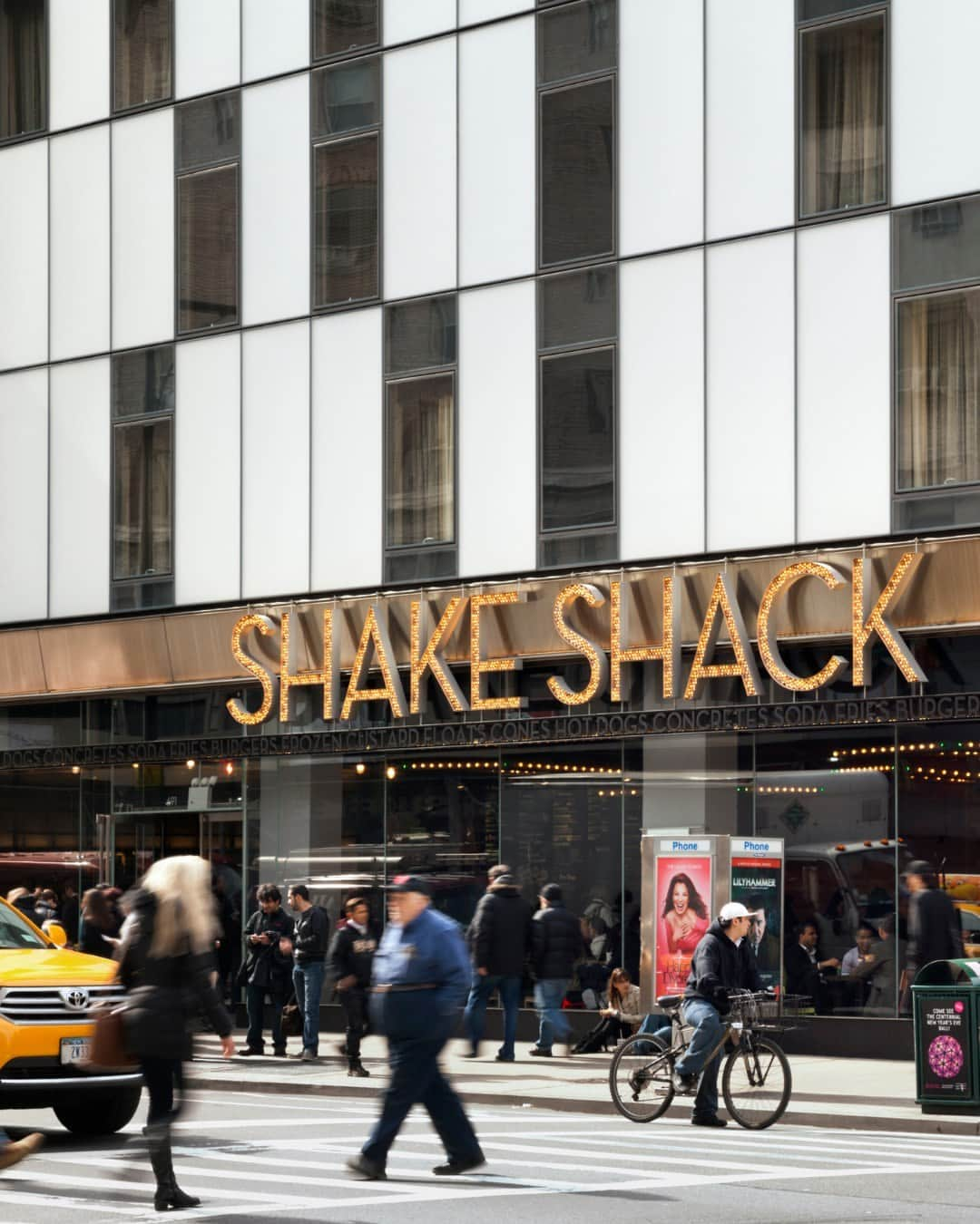 SHAKE SHACKさんのインスタグラム写真 - (SHAKE SHACKInstagram)「👋 from your Friendly Neighborhood Shake Shack.」8月22日 0時10分 - shakeshack