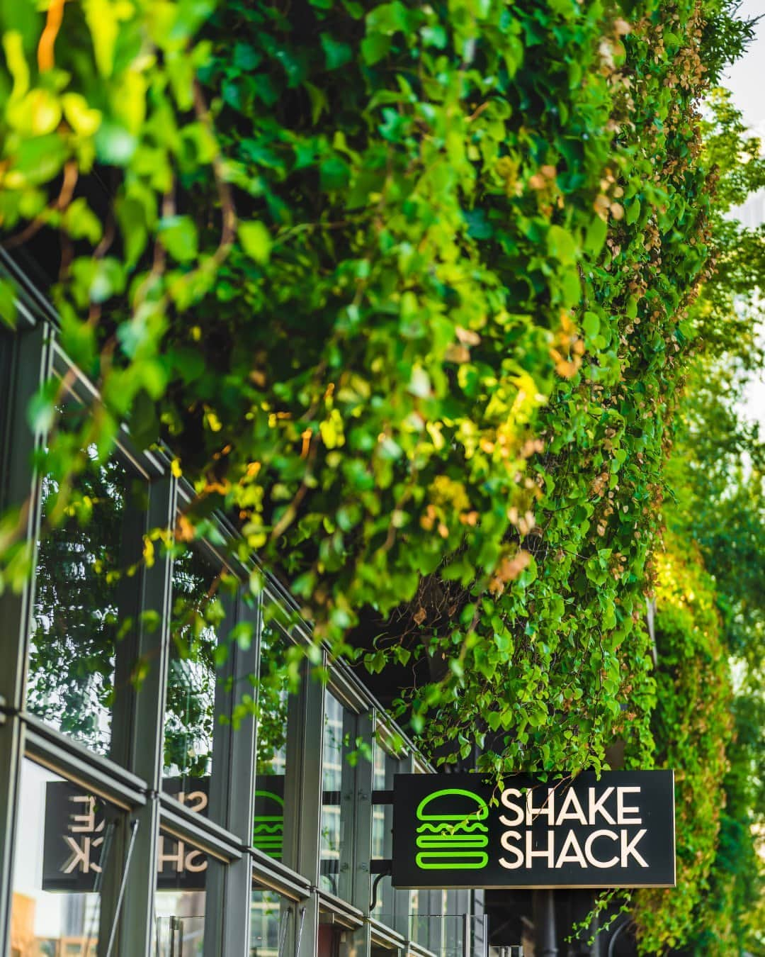 SHAKE SHACKさんのインスタグラム写真 - (SHAKE SHACKInstagram)「👋 from your Friendly Neighborhood Shake Shack.」8月22日 0時10分 - shakeshack