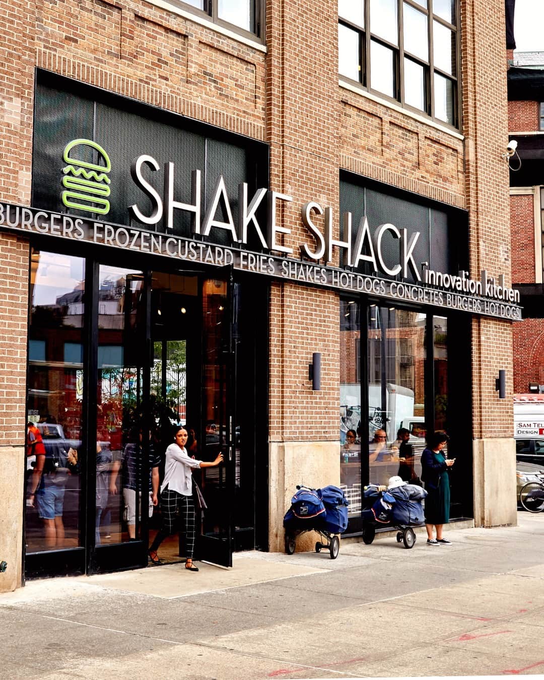 SHAKE SHACKさんのインスタグラム写真 - (SHAKE SHACKInstagram)「👋 from your Friendly Neighborhood Shake Shack.」8月22日 0時10分 - shakeshack
