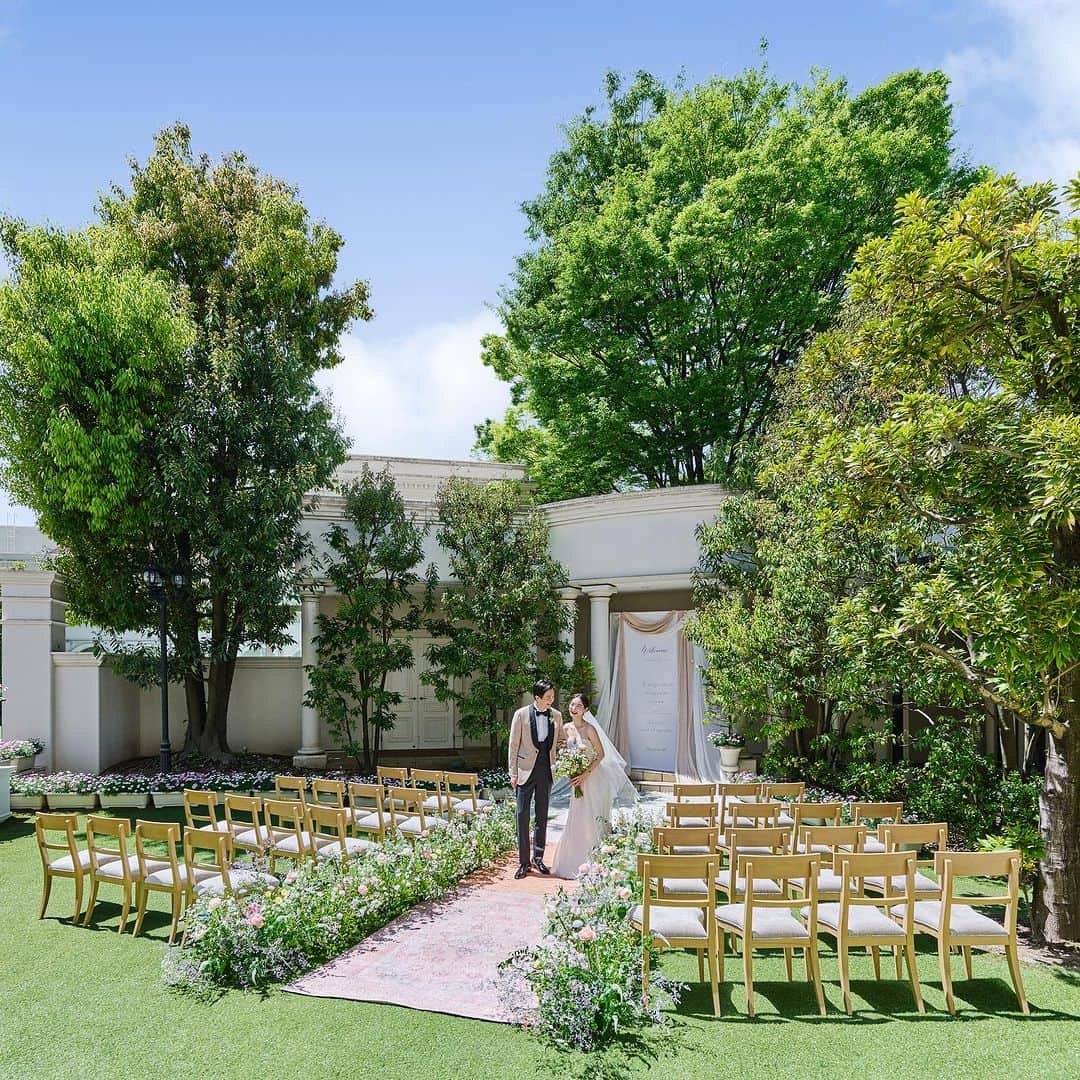 ベストブライダル公式のインスタグラム：「~ 他の投稿はこちらから @bestbridal.jp 憧れのgarden wedding~  ﹋﹋﹋﹋﹋﹋﹋﹋﹋﹋﹋﹋﹋﹋﹋﹋﹋﹋﹋﹋﹋﹋ ﹋﹋﹋﹋﹋﹋﹋﹋﹋  ゲストに見守られてアットホームな誓いをしたい そんなおふたりにおすすめなガーデンウエディング  写真のアングルは正面からだけでなく おふたり越しのゲストの表情も忘れずに  会場コーディネートもナチュラル×洗練された イメージで統一してワンランク上の花嫁を目指しましょう  こちらの会場▶︎アートグレイスウエディングシャトー @artgrace_omiya_official   \ウェディングフォト募集中/ @bestbridal.jp をフォローして、 お写真の投稿をお待ちしております  当アカウントでリグラムOKなベストブライダルの卒花嫁orプレ花嫁の皆様は、#ベストブライダル花嫁 もしくは #BB花嫁 のハッシュタグをつけて投稿をお願いします🌿  ※BB花嫁に投稿があったお写真をリグラムする際は、 個別にご連絡は行っておりません。予めご了承ください  \ブライダルフェアの予約について💐/  アカウントプロフィールのURL先、 各会場のHPもしくはDMよりご予約を承っております。 どんな式場が自分に合うかわからない、結婚式をするか迷っている...など些細なご質問でもお気軽にDMにてご相談ください✴︎」