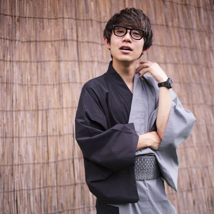 川崎鷹也のインスタグラム：「こないだ地元の花火大会に家族でいきました。人が多くて盛り上がってたよ。 #夏が終わりそうで寂しい #花火の音が大きすぎてうちのキッズビビり倒して家にすぐ帰りました #あれは大人もビビる #距離近すぎてもはや真上 #りんご飴とチョコバナナとレインボーアイス食べました #浴衣で花火大会行くの楽しかった #え川崎鷹也本物まじいや違うだろって声が聞こえました #本物でした」