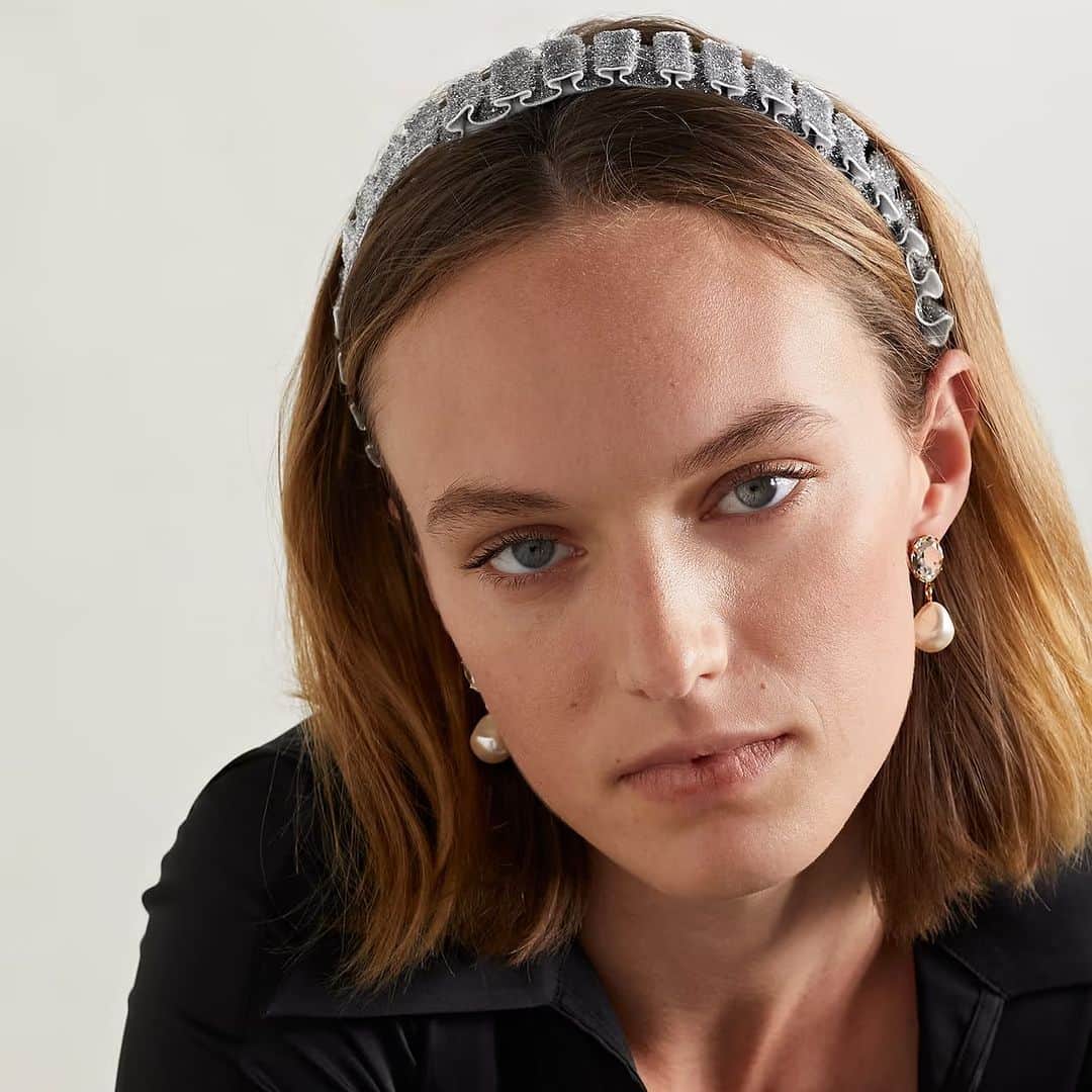 ユージニア キムさんのインスタグラム写真 - (ユージニア キムInstagram)「The perfect way to add a little glamour to your day. Shop our velvet Rafaelas in a variety of colors. • • • #headbands #eugeniakim #accessories #glamour #editorial #netaporter #nyc #headband」8月22日 0時16分 - eugeniakimnyc