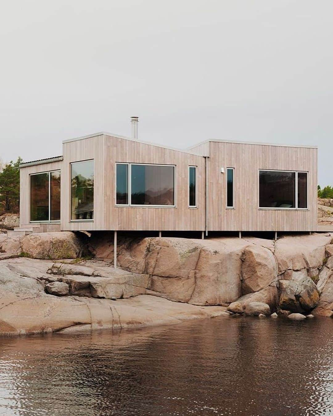 アダム・センのインスタグラム：「My good friend @dc_hillier 🇨🇦 one of my favorites on IG to follow. Always finds the most inspiring homes around the world.   On a small private island in Norway’s Kjerringholmen archipelago is this contemporary tiny timber retreat designed by Line Solgaard Arkitekter @linesolgaardarkitekter Photos: Einar Aslaksen @einaraslaksen #mcmdaily #modernvacationhome #modernretreat #norway🇳🇴 mcmdaily.com」