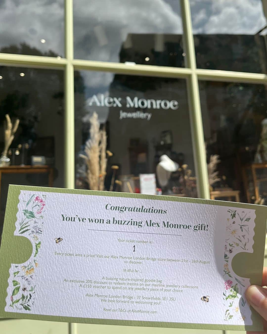 アレックスモンローのインスタグラム：「Have you heard the news? 👀 🎟️  You can get your hands on one of our Winning Tickets at either Alex Monroe Floral Street or Snowsfields boutique. You could walk away with one of the following buzzing gifts:  - A nature-inspired goodie bag 🛍️🍃 - An exclusive 20% discount to redeem in store on our mainline jewellery collections ✨ - A £150 voucher to spend on any jewellery piece of your choice 🎫  We look forward to seeing you all at our Boutiques very soon - best of luck! ✨  🐝  For T&Cs visit AlexMonroe.com  #AlexMonroeJewellery #ResponsiblySourced #HandmadeinEngland #LondonBoutique #Handcrafted #Snowsfields #LondonBridge #InspiredbyNature #BeeJewellery #Classics #FavouritePieces #LondonJewellery #HandmadeJewellery #HandmadeHomeware #NatureDesign #GoldenTicket #WinningTicket #FloralStreet #CoventGarden #FloralStreetBoutique 🐝」