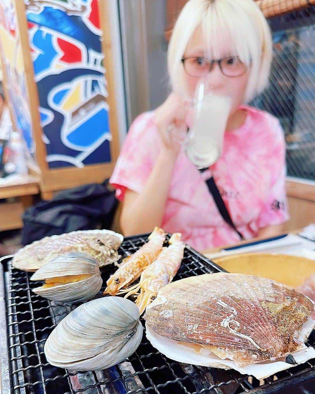 塚田綾佳さんのインスタグラム写真 - (塚田綾佳Instagram)「撮影終わりの完全オフモード🐷💓  海にいったら海鮮だよねぇ！！🦪 生グレープフルーツサワー飲んで大満足💯💮  ふはー まだまだ夏続いて欲しぃ~~~！🌞🌴🌺✨  ー #すっぴん #メガネ女子 #メガネフェチ #ROUTE #🧩 #あやぽんコーデ  #彼女とデートなうに使っていいよ #SNSレンタル彼女 #SNS用レンタル彼女  #金髪ショート #あやぽん #塚田綾佳」8月22日 0時30分 - tsukada_ayaka