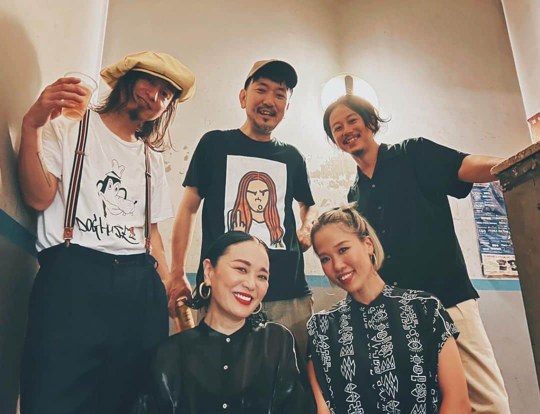 PUSHIMさんのインスタグラム写真 - (PUSHIMInstagram)「.  京都Museで韻シストband wiz Chica LIVE楽し過ぎでした。  HOME GROWN&CHINOちゃんとで 大阪HIGHEST MOUNTAINでLIVEからの、京都で韻シストwizChica。  この抱き合わせと緩急、最高に贅沢でした！  改めて、ハイエストのMighty Jam Rock、そしてEssentialのDJ SANCONさんにGive thanksとBig loveを。  Shyoudog, Tarowone,Takuとその妹Chicaに大感謝。 LIVE、めちゃめちゃ気持ちかったです。 4人の演奏の波動が重なったGrooveが私を熱くさせました。 いや、ステージ出ていった瞬間、既に4人がとっても良い顔をしてて、それにつられただけですw  素晴らしいパフォーマンスをありがとう。love youです！  お客さまもありがとうございました。 ね、めちゃ楽しかったよね！  また遊びに来てください。  #韻シスト #韻シストband @in_sistagram  @shyoudog  @tarowone  @takuinsist  @tacoriceman  @___chica1108___  @pushim_info  #PUSHIM #MUSIC #musicians」8月22日 0時37分 - shinoyama_pushim