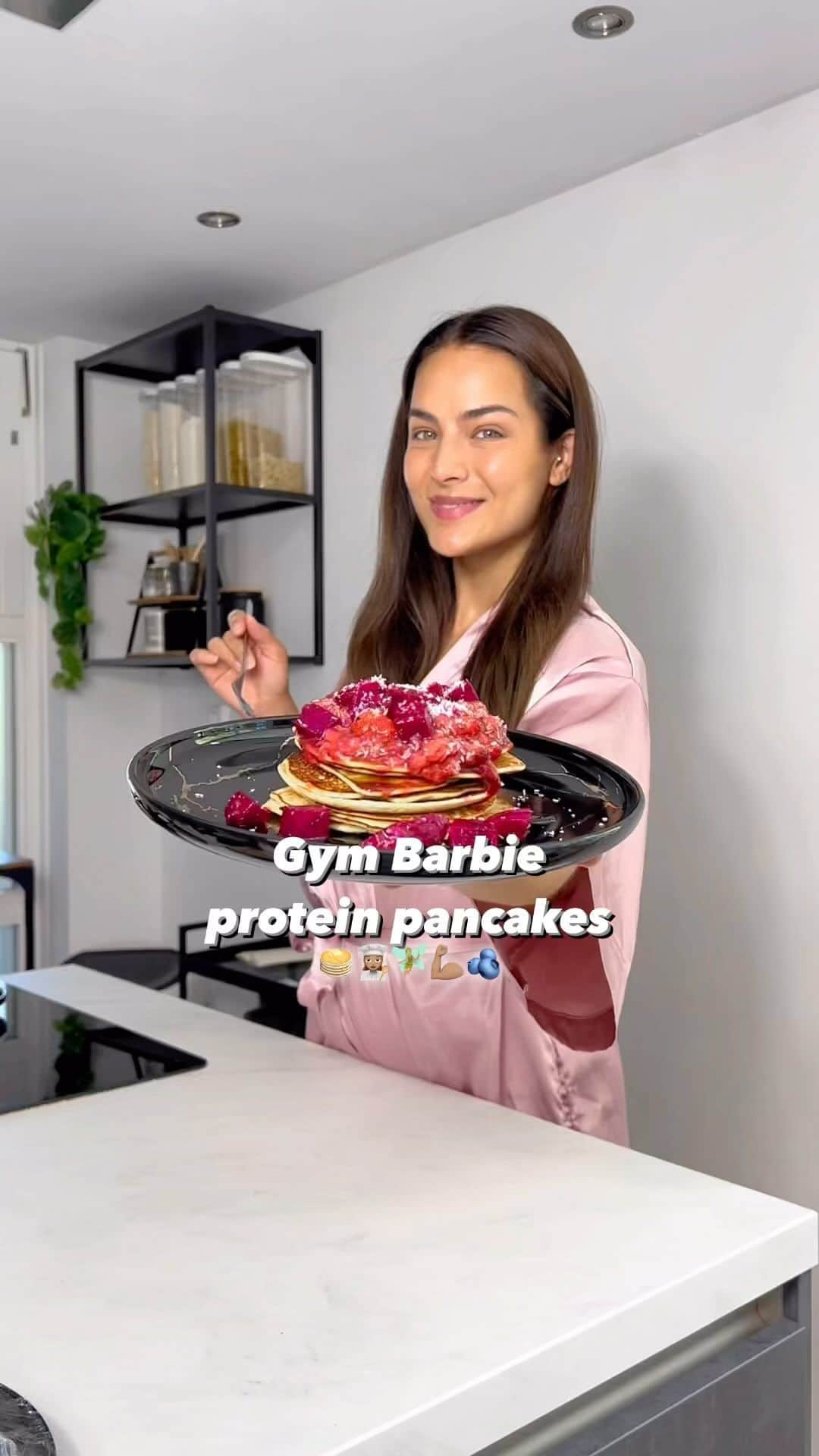 Dutchのインスタグラム：「Gym Barbie has entered the chat🤭🫧🥞✨ getting her protein in! - Okayyyyy these protein pancakes never let me down, so it was only right to share it in the theme of gym Barbie😂 had to do it. Find the ingredients here👇🏽. - Ingredients: • half a banana. • 30 gr of oats.  • 60gr quark (or low fat yoghurt). • 1 scoop @int.esncom Vanilla designer whey (discount code “nochtli”) • splash of vanilla essence.  • 2 eggs.  x Note: if this is too much for you just half the recipe!🙏🏽💕 - Blend all this together and bake away!😍 i topped it with some mashed strawberries & some dragon fruit, a little syrup & a sprinkle of shredded coconut🤭🥥」