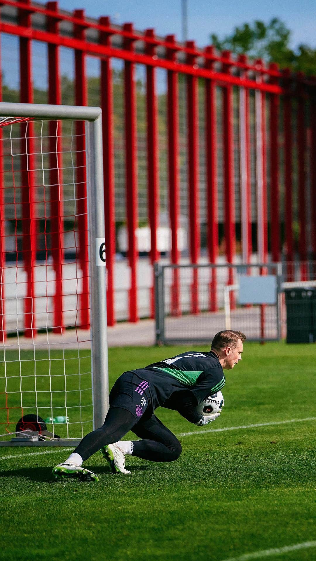 マヌエル・ノイアーのインスタグラム：「🎬🎥⚽️🧤」