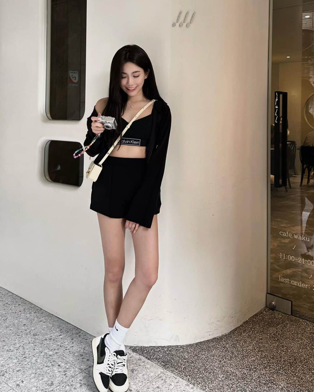 張楚珊のインスタグラム：「Today🖤🎞️📸 外套棉褲套裝 / @pm33.co」