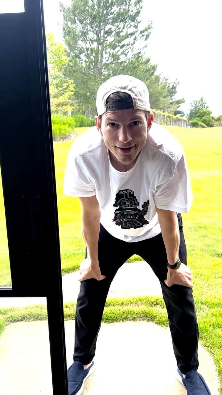 アシュトン・カッチャーのインスタグラム：「Harness the power of time and give your money a chance to grow. Start with $5 a day, week, month, or with just your spare change. Download the @Acorns app at acorns.com/ashton to get started!  Paid non-client endorsement. Compensation provides an incentive to positively promote Acorns, material may be biased. View import disclosures at www.acorns.com/ak-disclosures. Investment advisory services offered by Acorns Advisers, LLC (“Acorns”), an SEC-registered investment advisor. Brokerage services are provided to clients of Acorns by Acorns Securities, LLC, an SEC-registered broker-dealer and member FINRA/SIPC. For more information visit our profile or Acorns.com. #acorns #ad」