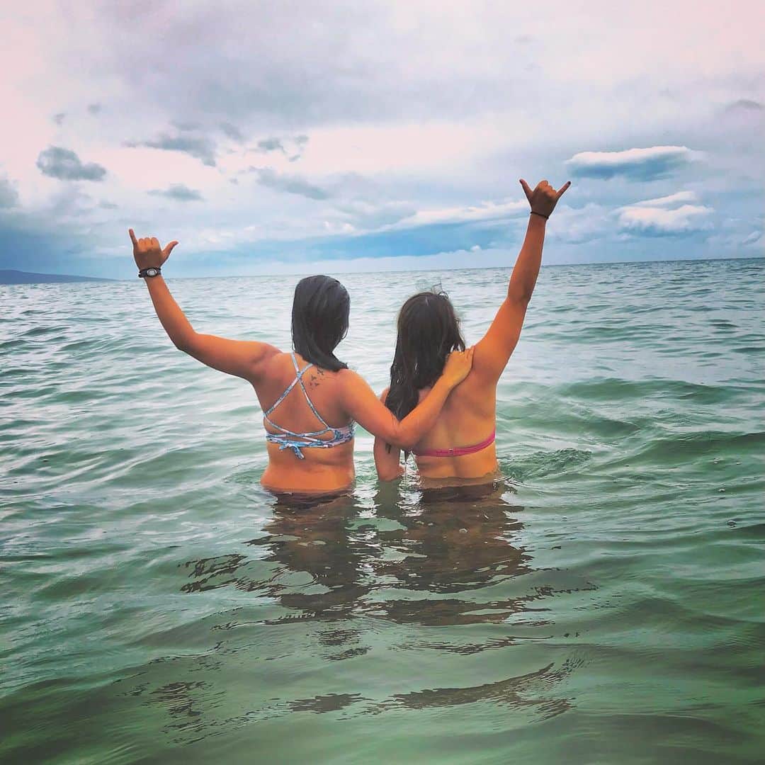 マリナ・アレックスのインスタグラム：「In 2017 I took a magical trip to Oahu, the Big Island, and Maui with two of my best friends. A trip that brought our friendship closer together. Friends I will have for life. Hawaii is an unbelievably special place on this earth and it’s hard to watch Mother Nature bring such devastation to Maui.   To honor the beauty and purity that is the island of Maui I’m going to do a birdie pledge for the next 3 events, Canadian Open, Portland Classic, and Queen City Championship.   $20 birdies  $50 eagles   I’m encouraging any LPGA family and followers to pledge something to help relief efforts.  No amount will ever be enough to bring back all that was lost but it’s good to start somewhere.   I will do my best to update the totals each week and provide donation links in my profile and on my story for the next month.   Mahalo 🤙🏼🩵💛💜 🤙🏼  https://www.hawaiicommunityfoundation.org/maui-strong」