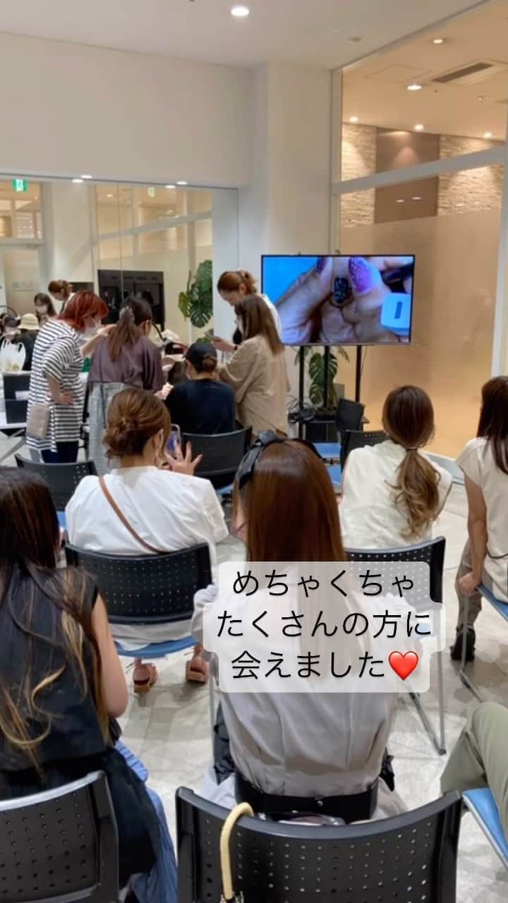 agehaのインスタグラム：「熊本体験デモに めちゃくちゃたくさん 会いに来てくれて 感謝です♡  7年ぶりの再会があったり エレベーター待ちでお話した方や、 2時間かけて来てくれた方や 抽選で当たった方、 はずれちゃった方、 30人以上の方に会えた熊本！  @tat_by_bzone.kumamoto  スタッフの皆さん、  agehaを愛用くださる皆さん  コロナ前のように たくさん地方に行けてませんが 大切で貴重な時間を ありがとうございました😊  また、、必ず会いに行きますね！  #agehagel  #くまモン #熊本城」