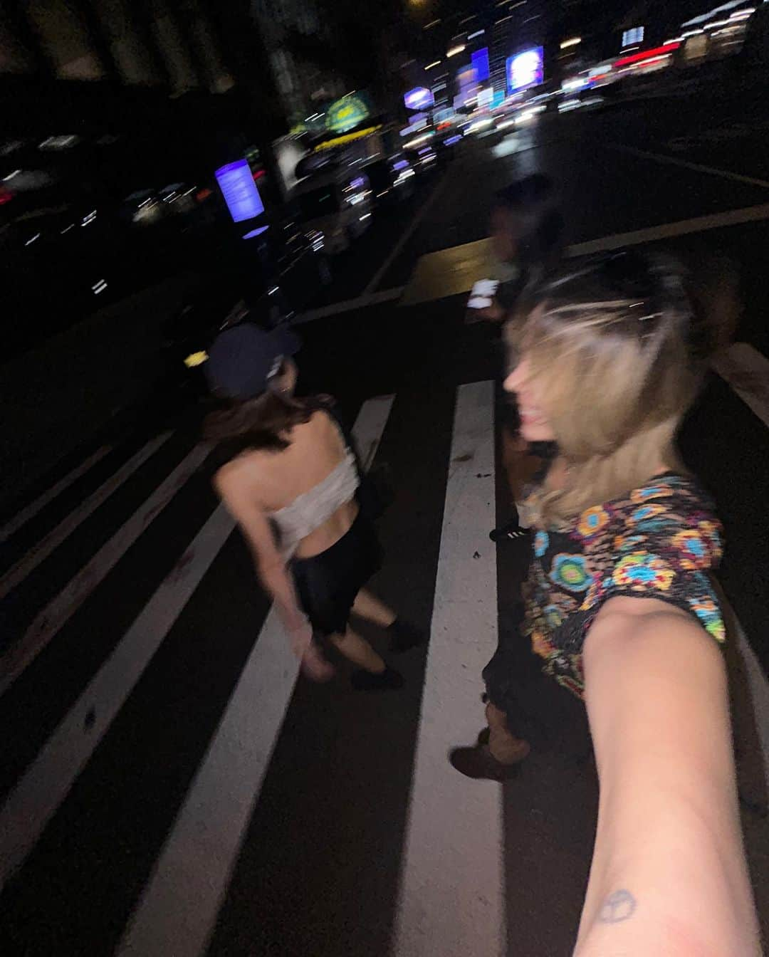 アシュリさんのインスタグラム写真 - (アシュリInstagram)「Was saving this fun thrifted top for the beach but ended up wearing it on my night out, only to change into this amazing @uniform.person corset top 😛」8月22日 0時51分 - ashleybchoi