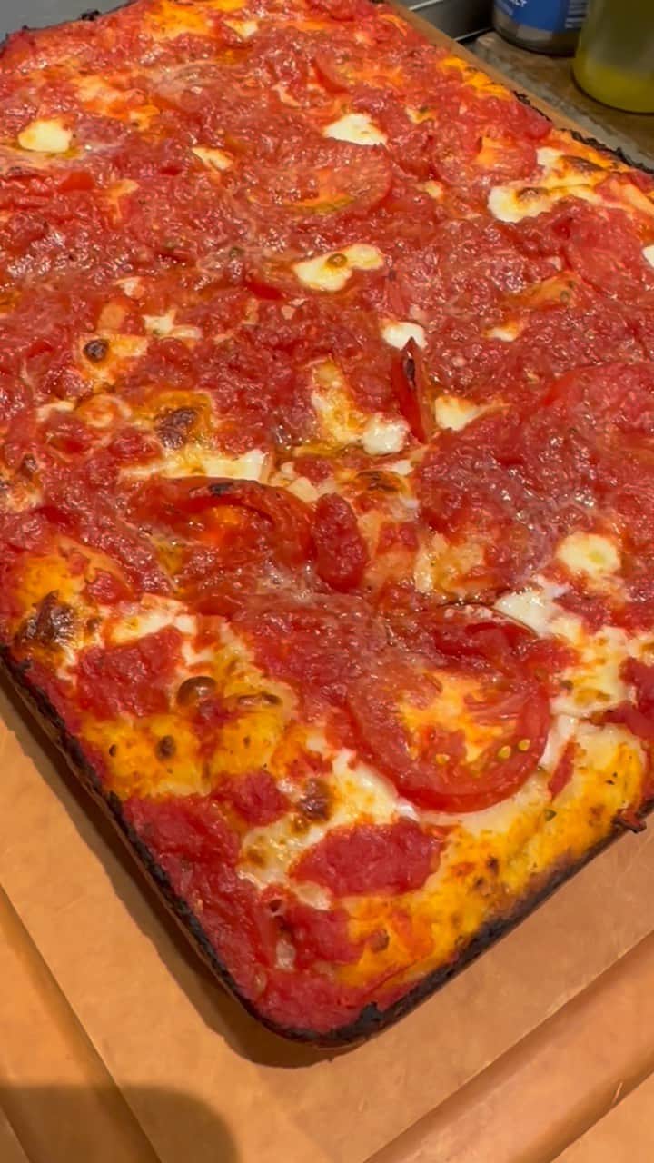 デイビット・チャンのインスタグラム：「Made a square pie while it rained all day in la. Came our pretty great. That @biancodinapolitomatoes pizza sauce is 🤌🏼…served with @momofukugoods black truffle chili crunch!」