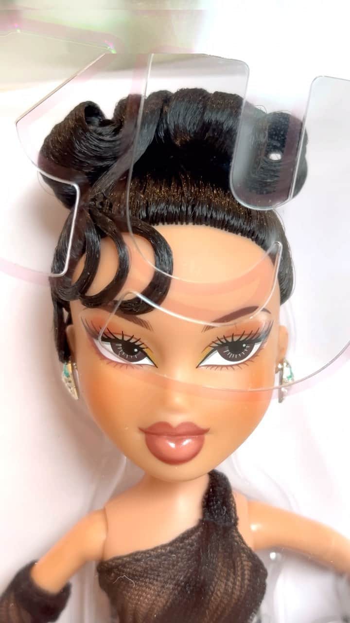 カイリー・ジェンナーのインスタグラム：「the girls are hereeee 🖤 to growing up with @bratz dolls to having my very own! thank you bratz team!! ahhhh i’m obsessed. available for pre order at bratz.com, Target.com and Amazon.com now and in stores Oct 1」
