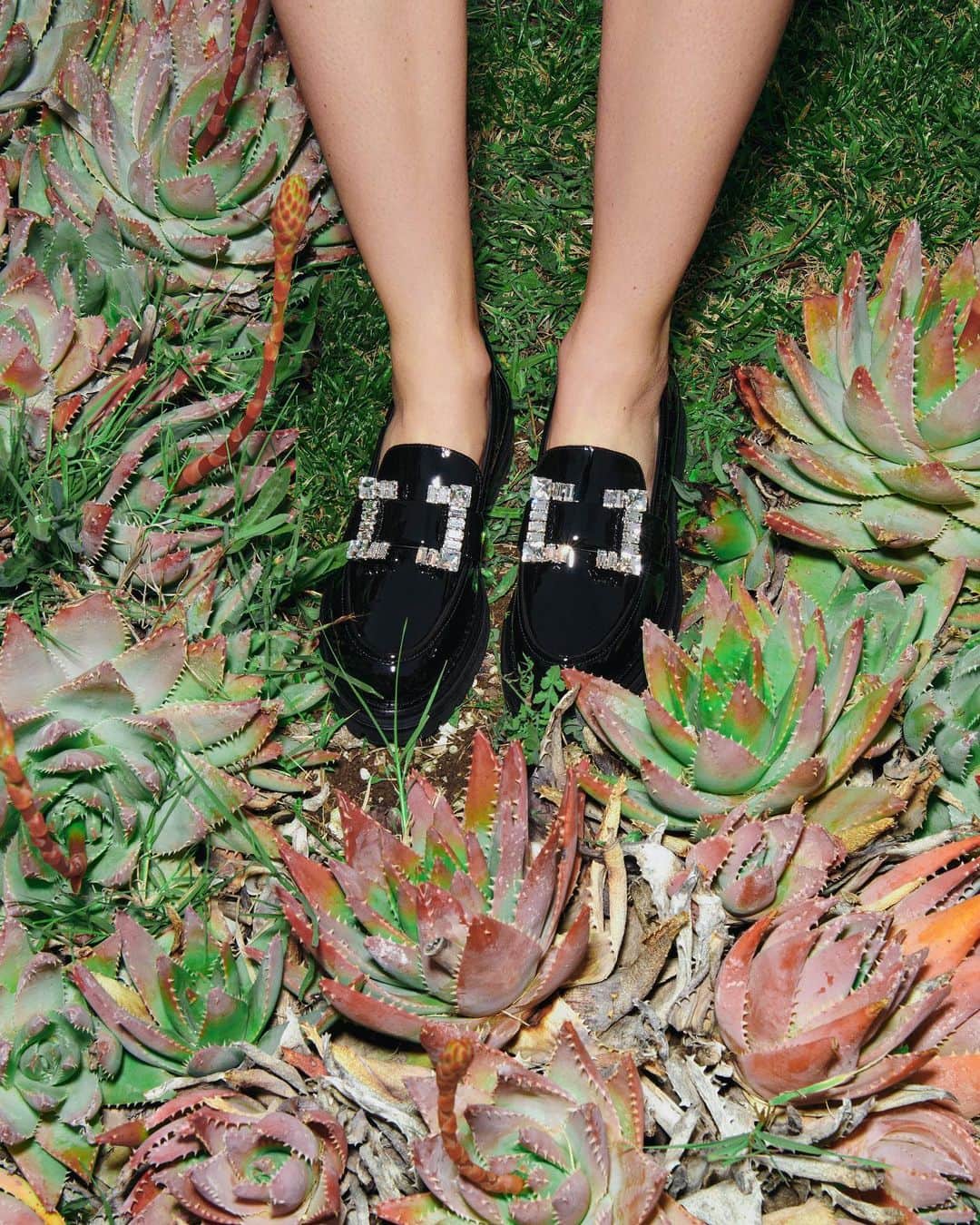 Sergio Rossiのインスタグラム：「Give your look a modern update with our #srPrince loafer in bold black leather. Available online!  #SergioRossi」