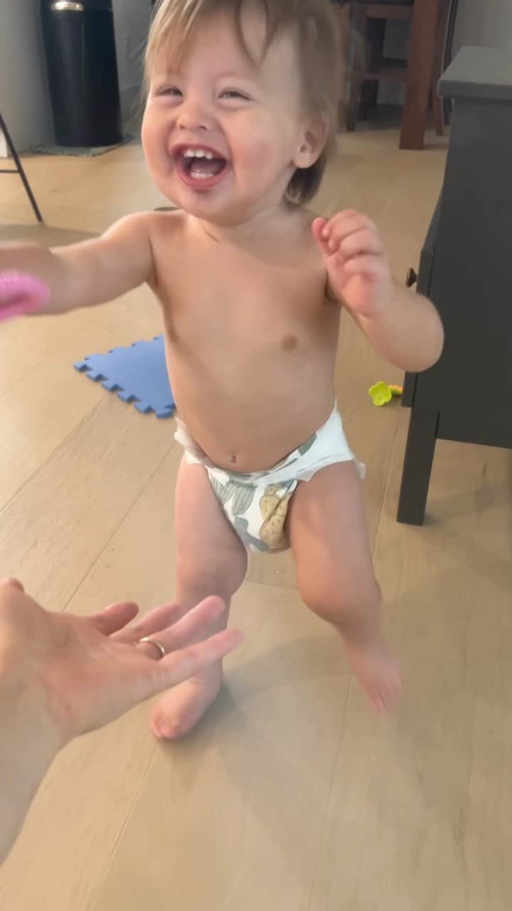 ジェシカのインスタグラム：「And he’s walking 🥹 #11monthsold」