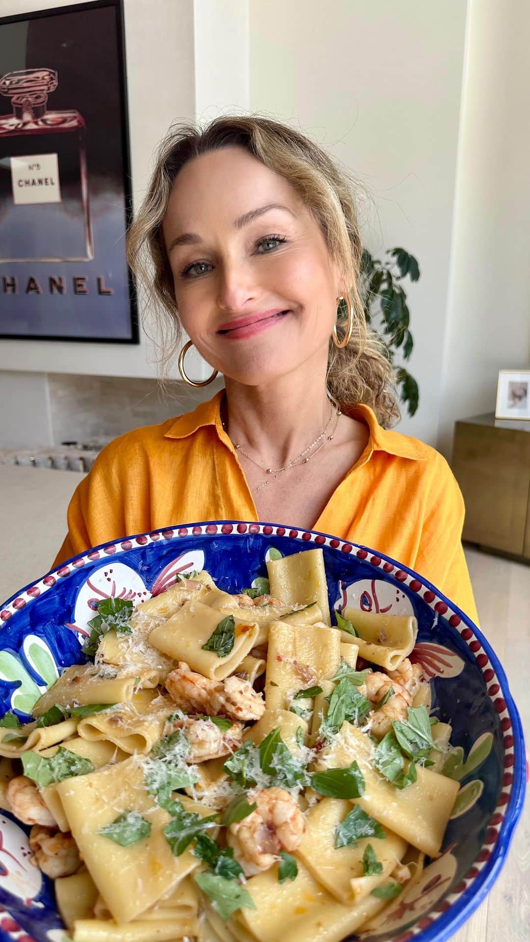 ジャーダ・デ・ラウレンティスのインスタグラム：「Dreaming of the Amalfi Coast w/ this Spicy Calabrian Shrimp pasta dish 😌 recipe on @thegiadzy」