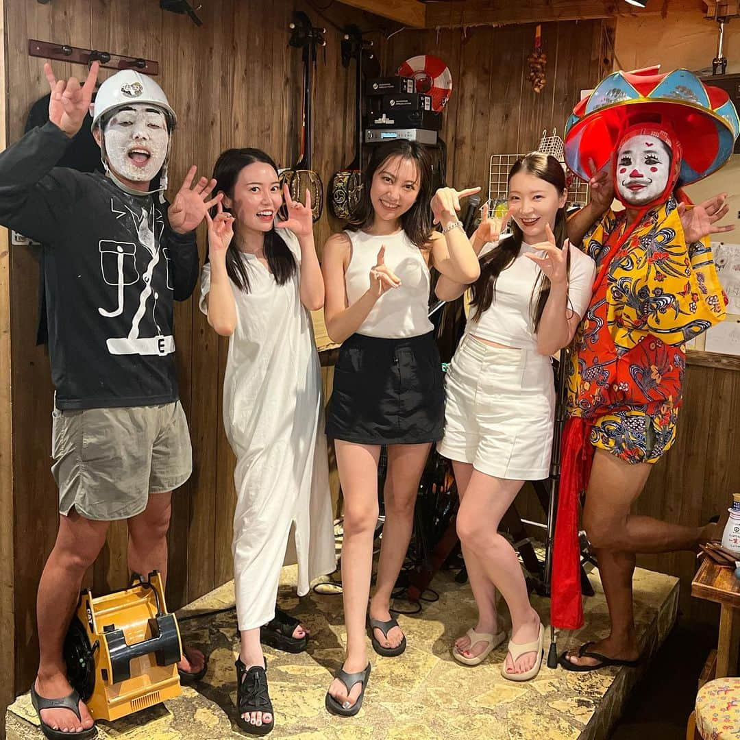 村田莉さんのインスタグラム写真 - (村田莉Instagram)「楽シーサー🤟🏻🤟🏻🤟🏻🦁🍻🌺  #宮古島 #沖縄 #miyakoisland #okinawa #미야코지마 #오키나와 #美ら島 #民謡居酒屋 #宮古まもる君 #チョンダラー」8月22日 1時28分 - murata_mari